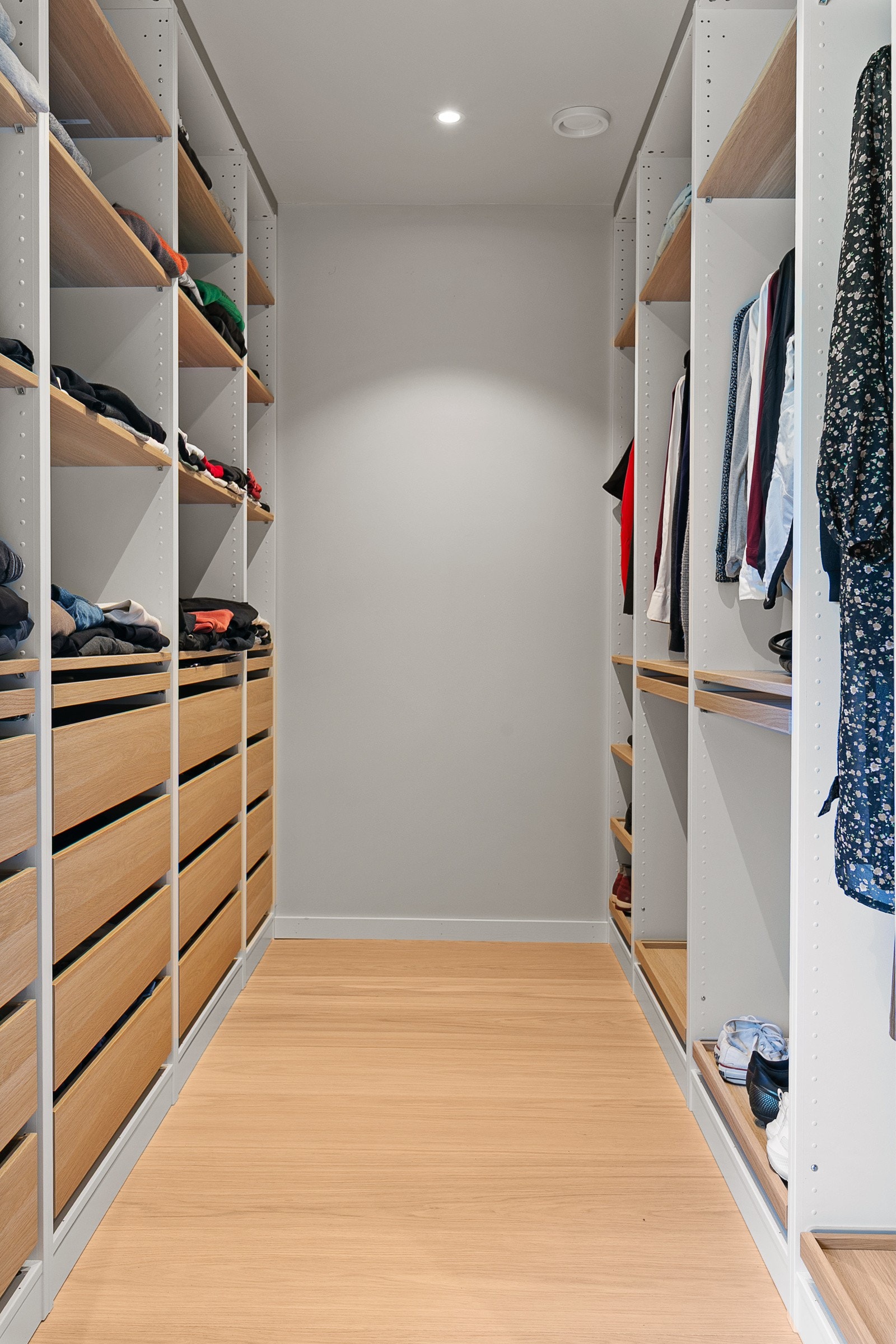 Walk-in closet med adkomst fra hovedsoverommet Galleribilde
