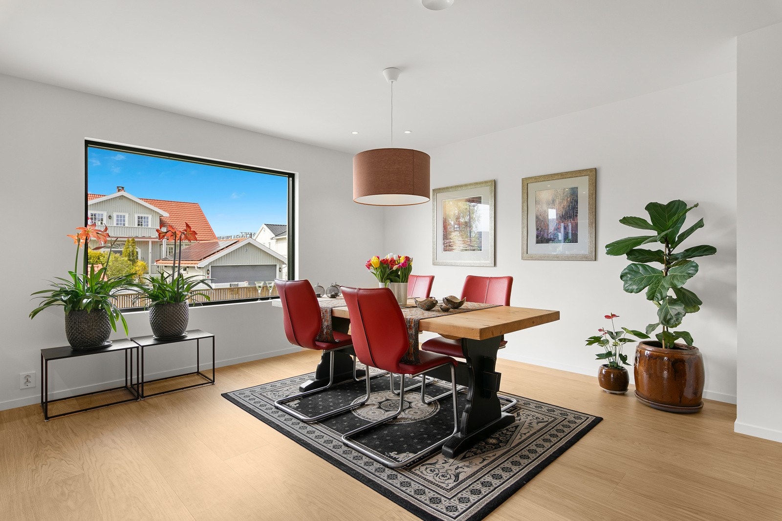 Det er god plass til en spisegruppe med nærhet til kjøkkenet Galleribilde