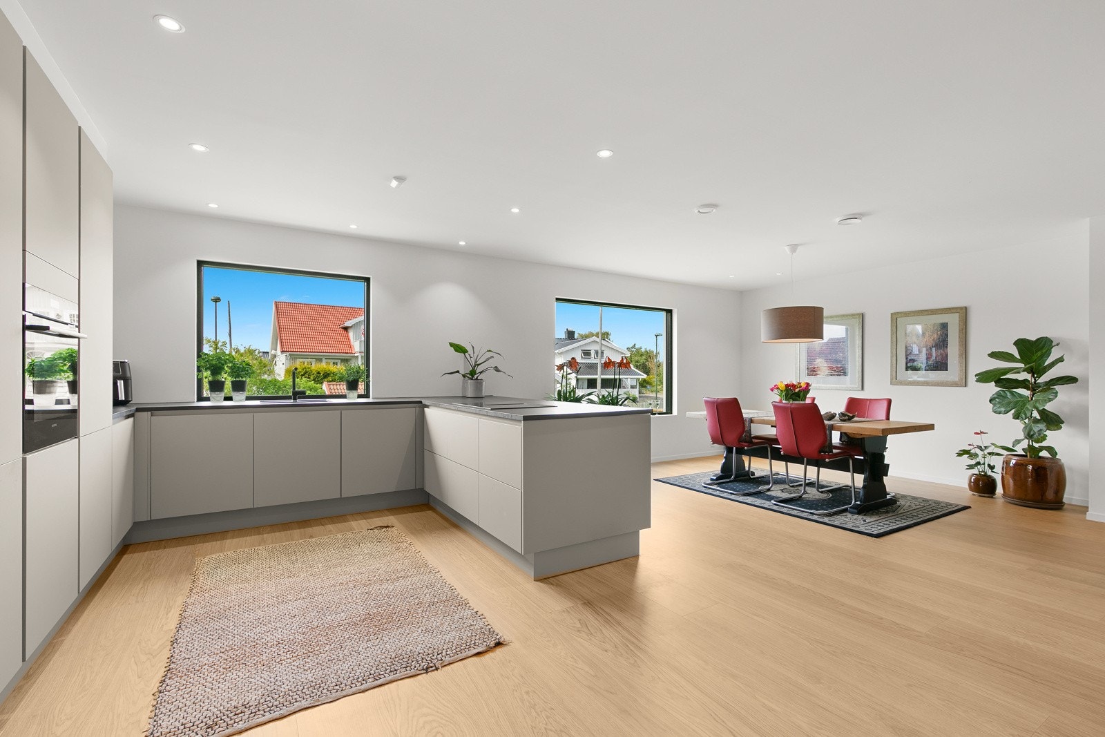 Kjøkkenet ligger i åpen løsning med stuen Galleribilde