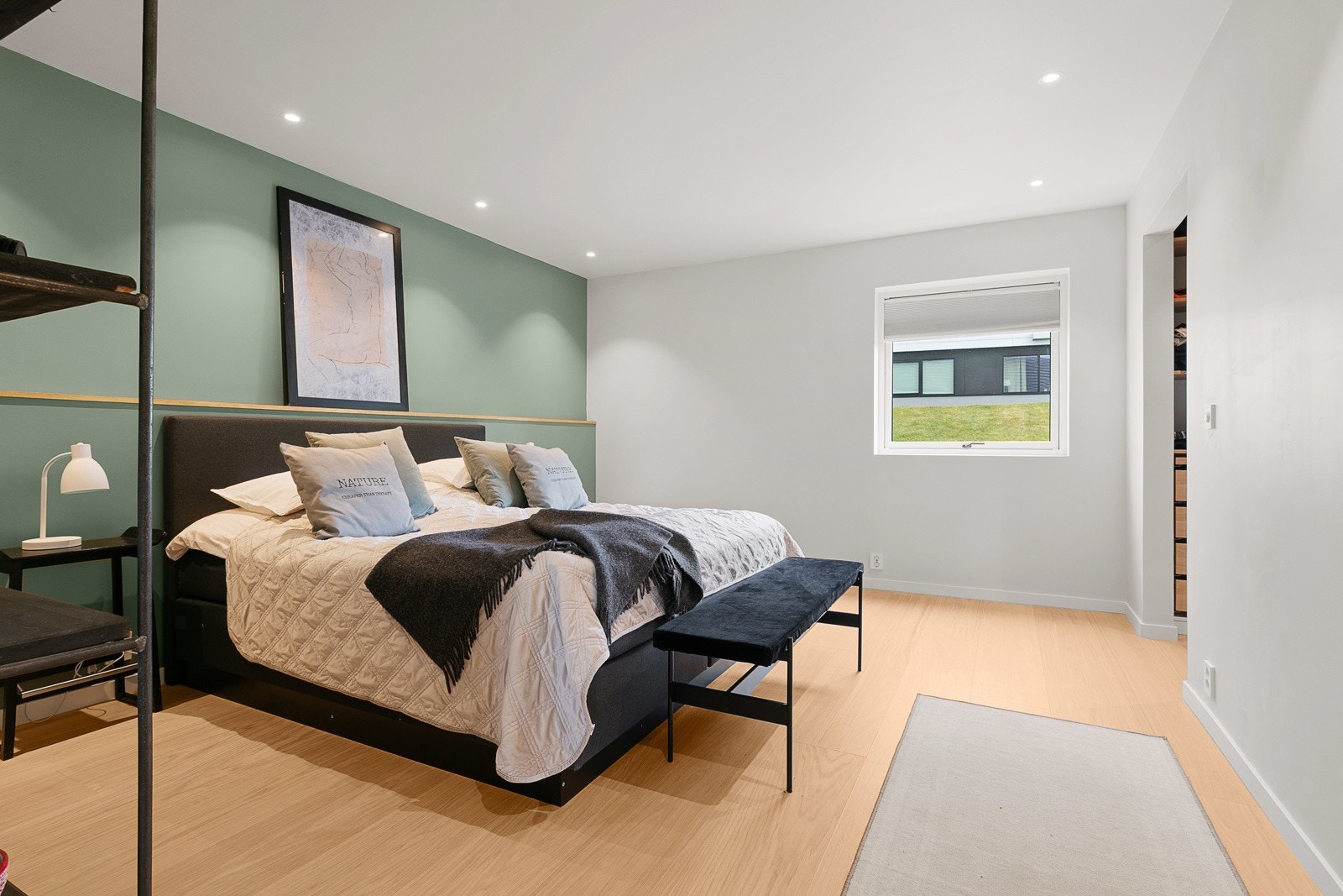 Hovedsoverommet med flotte fargevalg ligger i 1.etasje og er av god størrelse Galleribilde