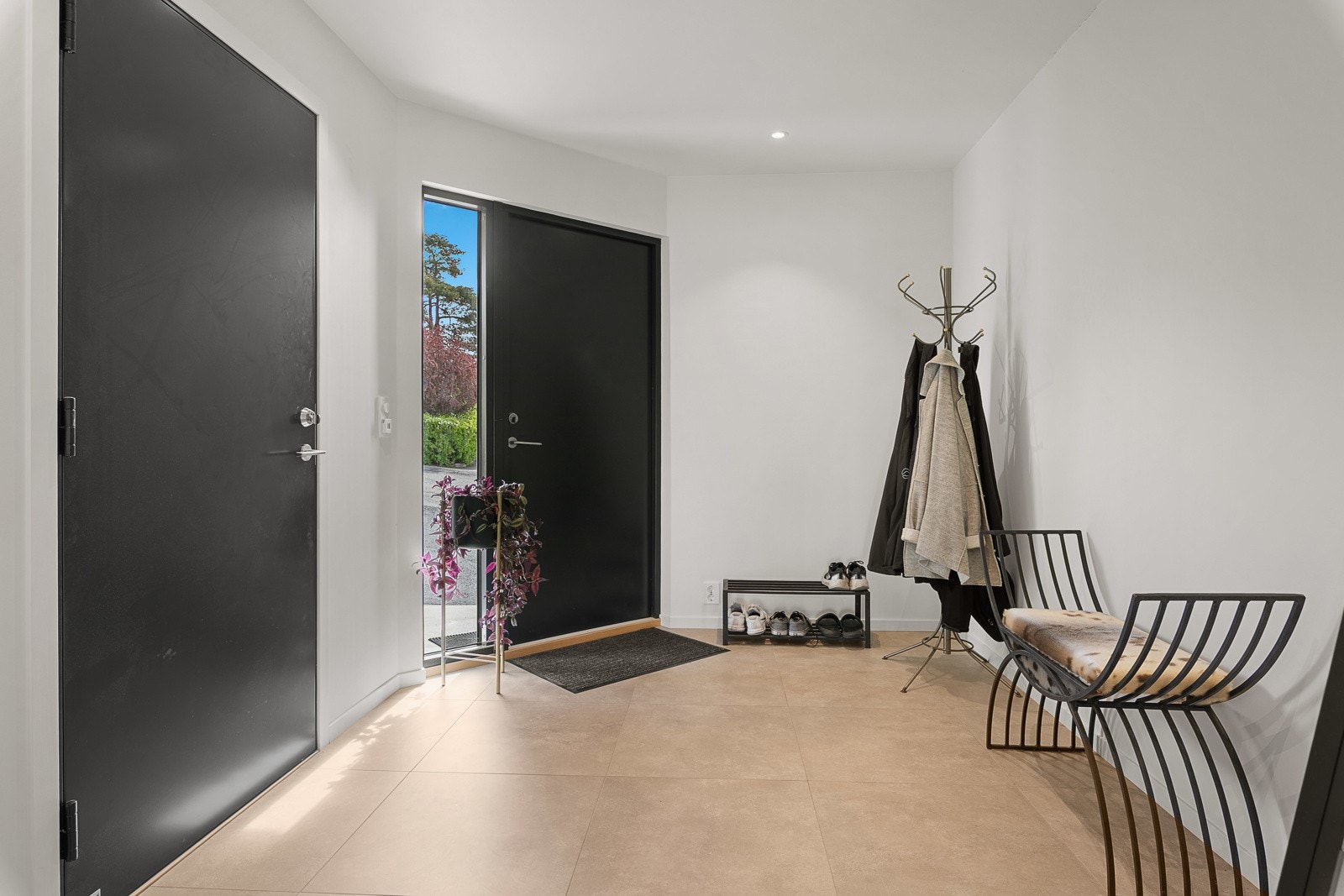 Romsling entré med god plass til å henge fra seg ytterklær. Fra entréen har du direkte adkomst til dobbelgarasje Galleribilde