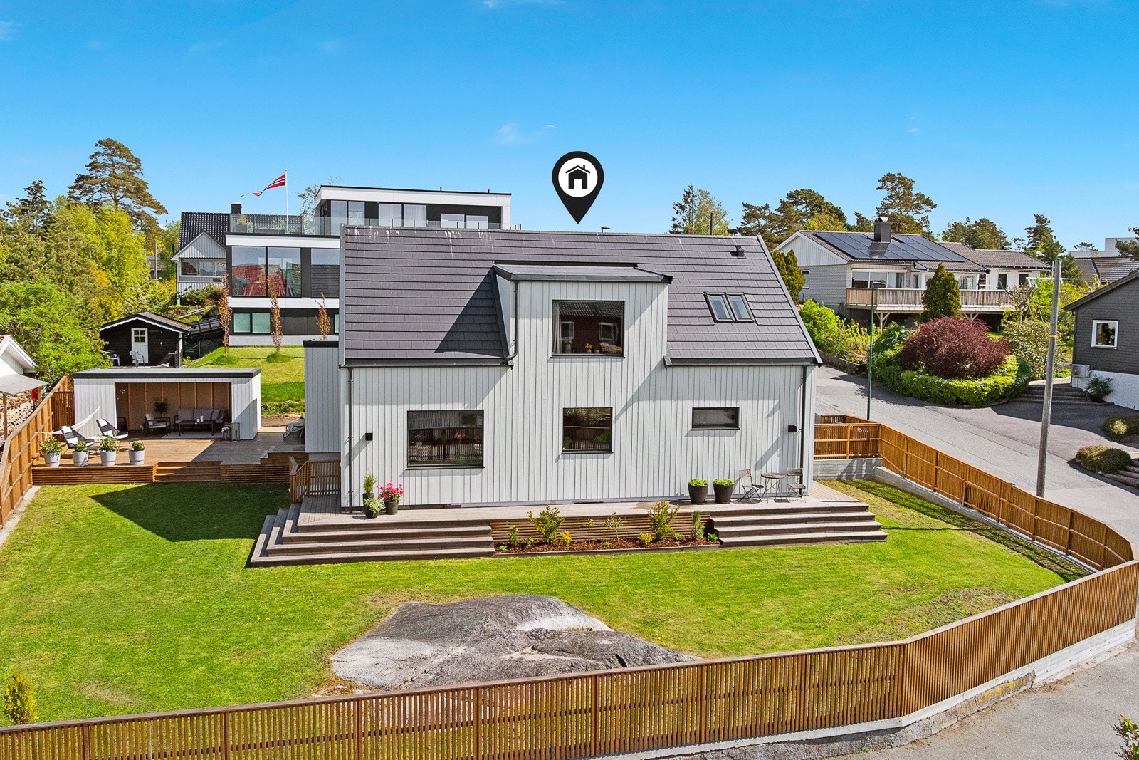 Romslig, lettstelt og flott tomt på 785 kvm Galleribilde