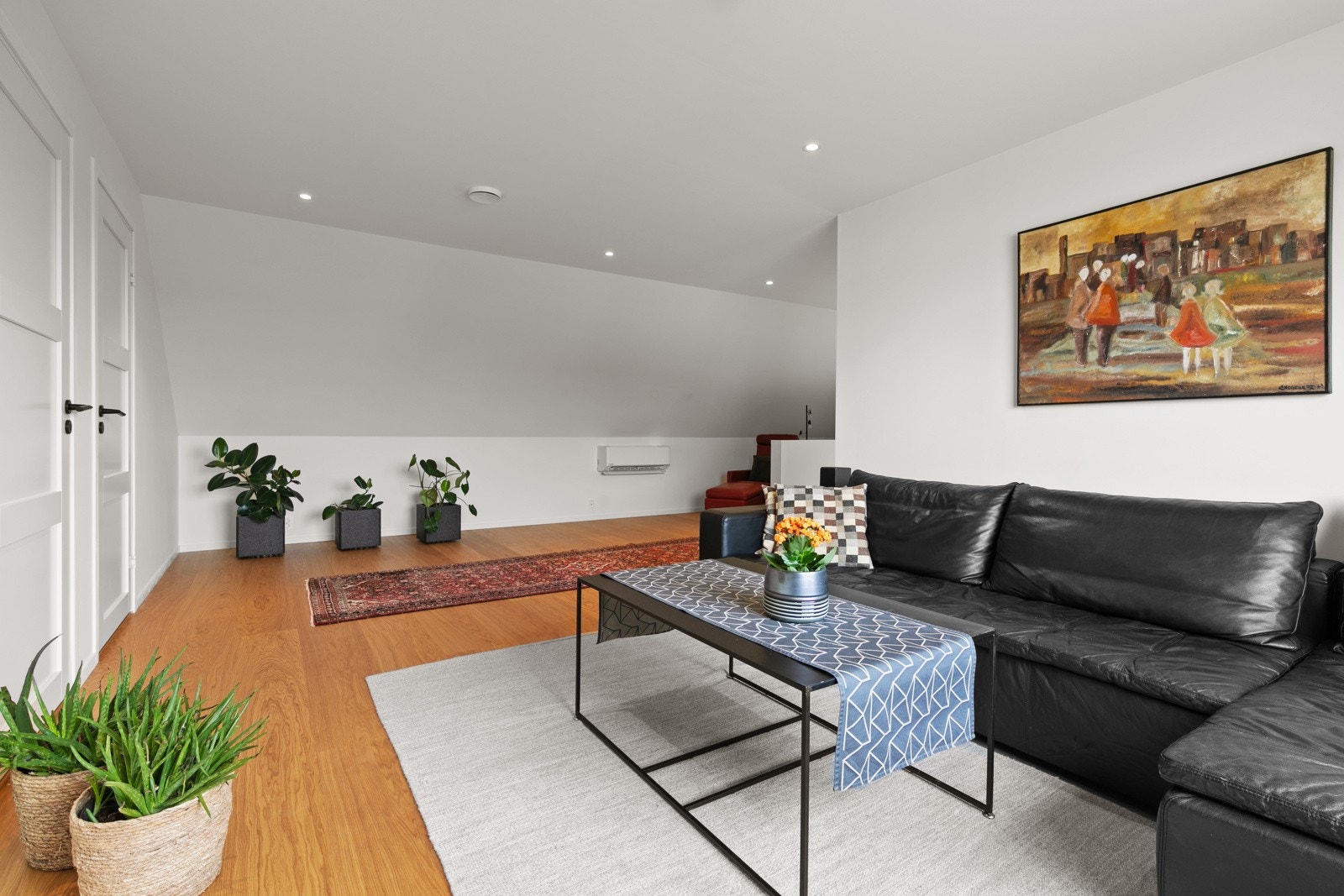 Lys og trivelig stue med diverse møbleringsmuligheter Galleribilde