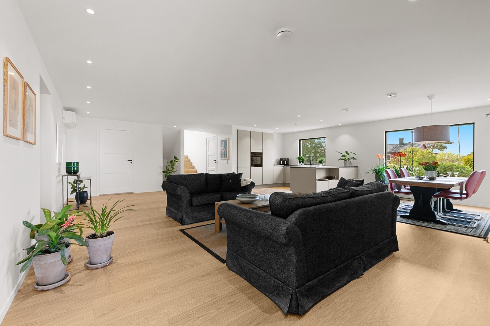 I 1.etasje finner vi boligens stue, kjøkken, soverom med walk-in closet, kontor og bad Galleribilde