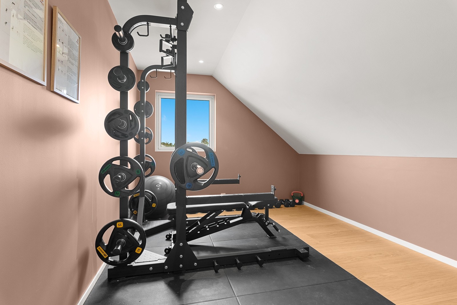 Boligens tredje soverom blir i dag brukt som treningsrom Galleribilde