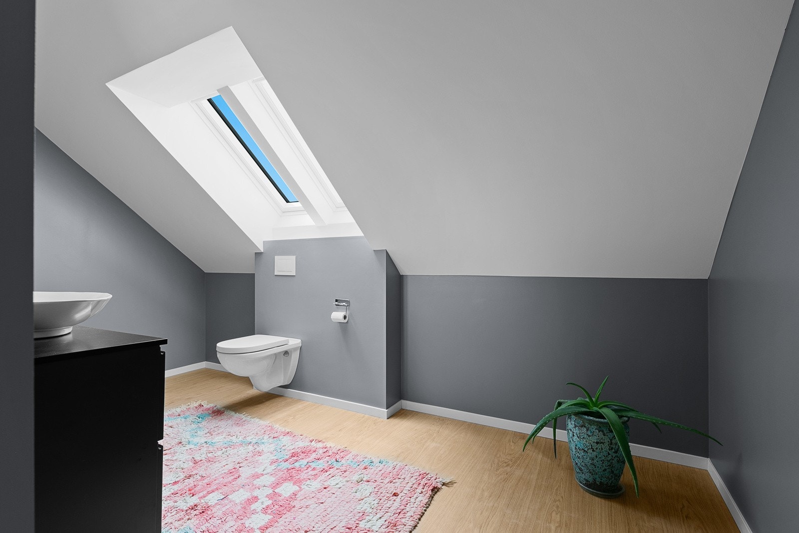 Toalettrommet er utstyrt med servant i baderomsinnredning, speil med integrert belysning og vegghengt toalett Galleribilde