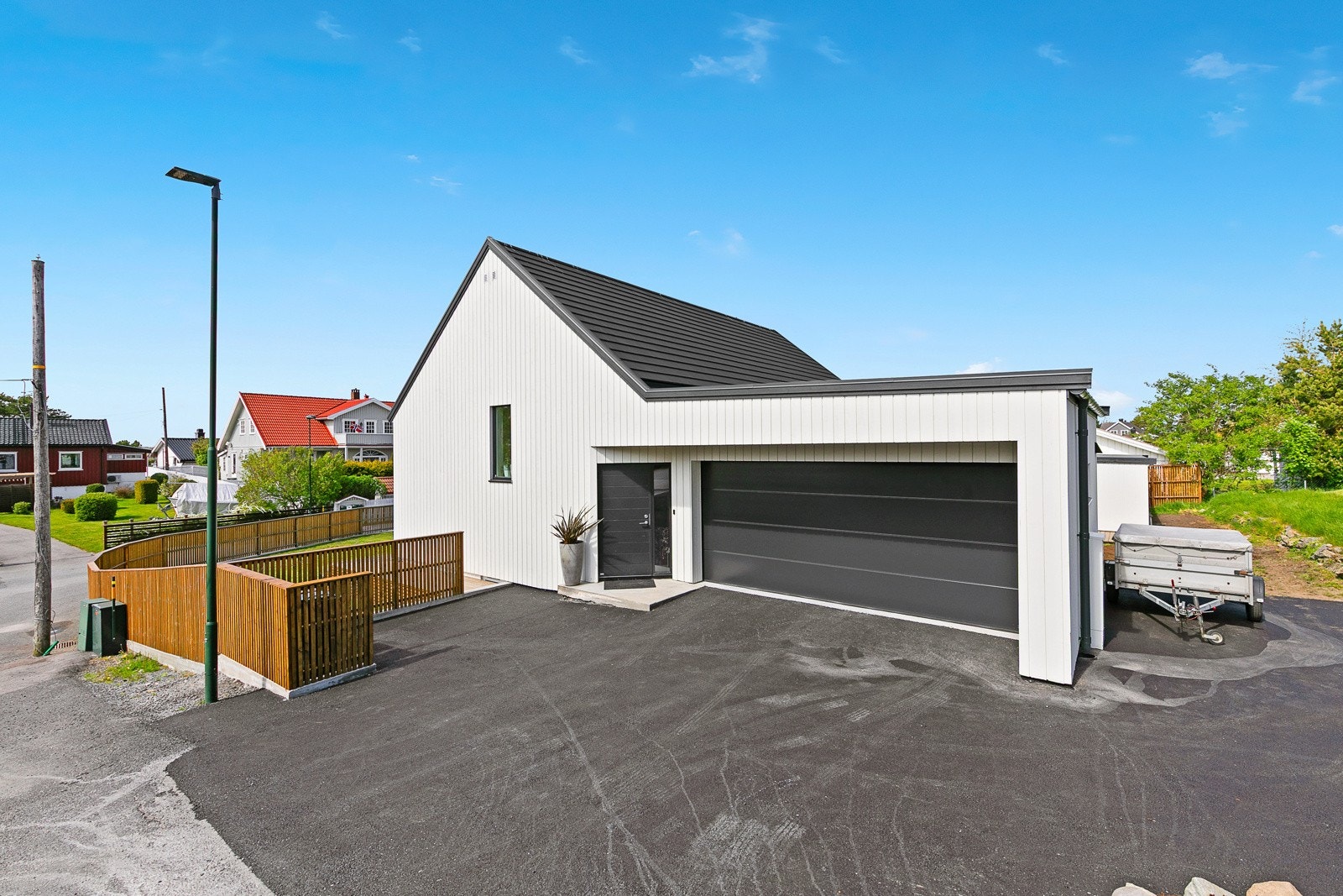 Eiendommen er satt opp i 2024 og fremstår meget moderne Galleribilde