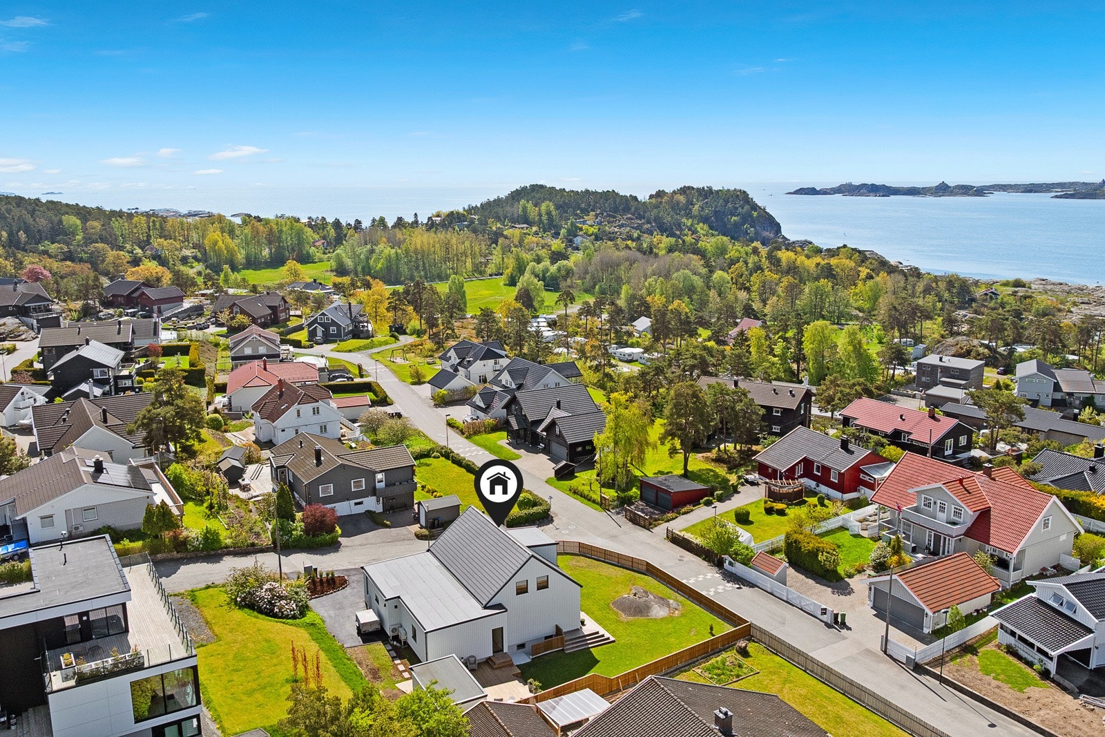 Dette er en flott enebolig over to plan samt kjeller beliggende i et fantastisk boligområde Galleribilde