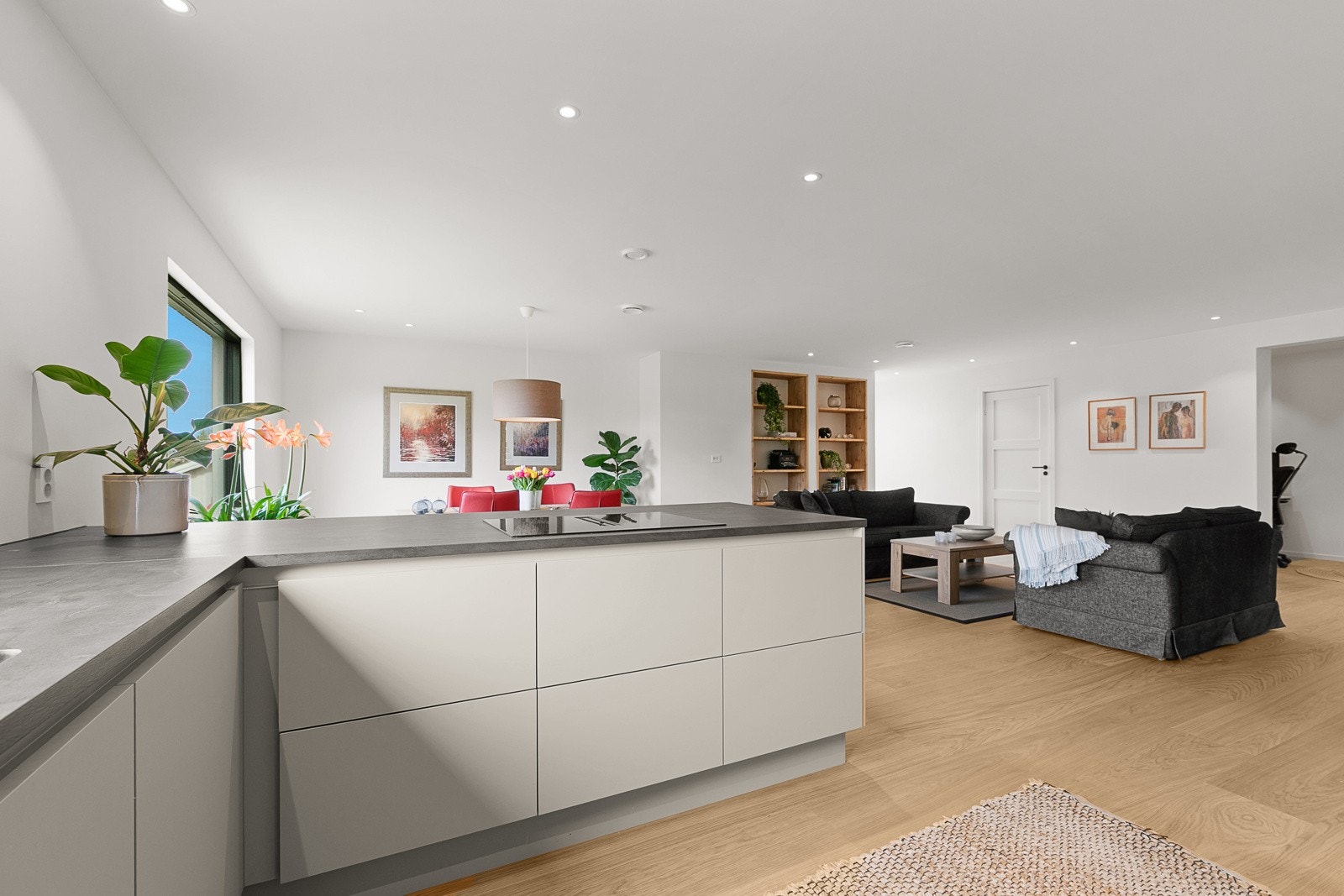 Den åpne løsningen gir mulighet for å være sosial samtidig som du steller i stand et godt måltid Galleribilde