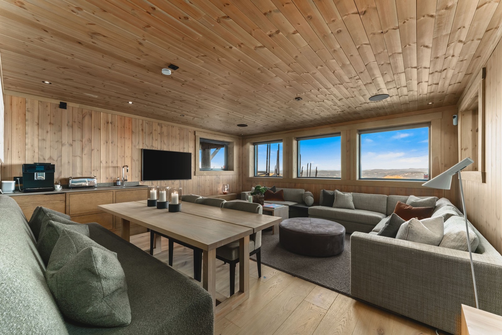 Flott stue med kjøkkenkrok i underetasjen. Galleribilde