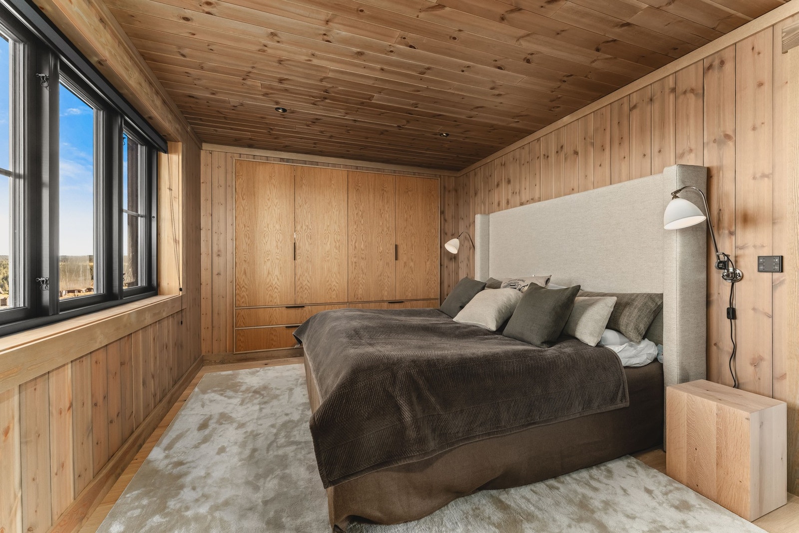 To soverom i 1. etasje med tilhørende bad. Galleribilde