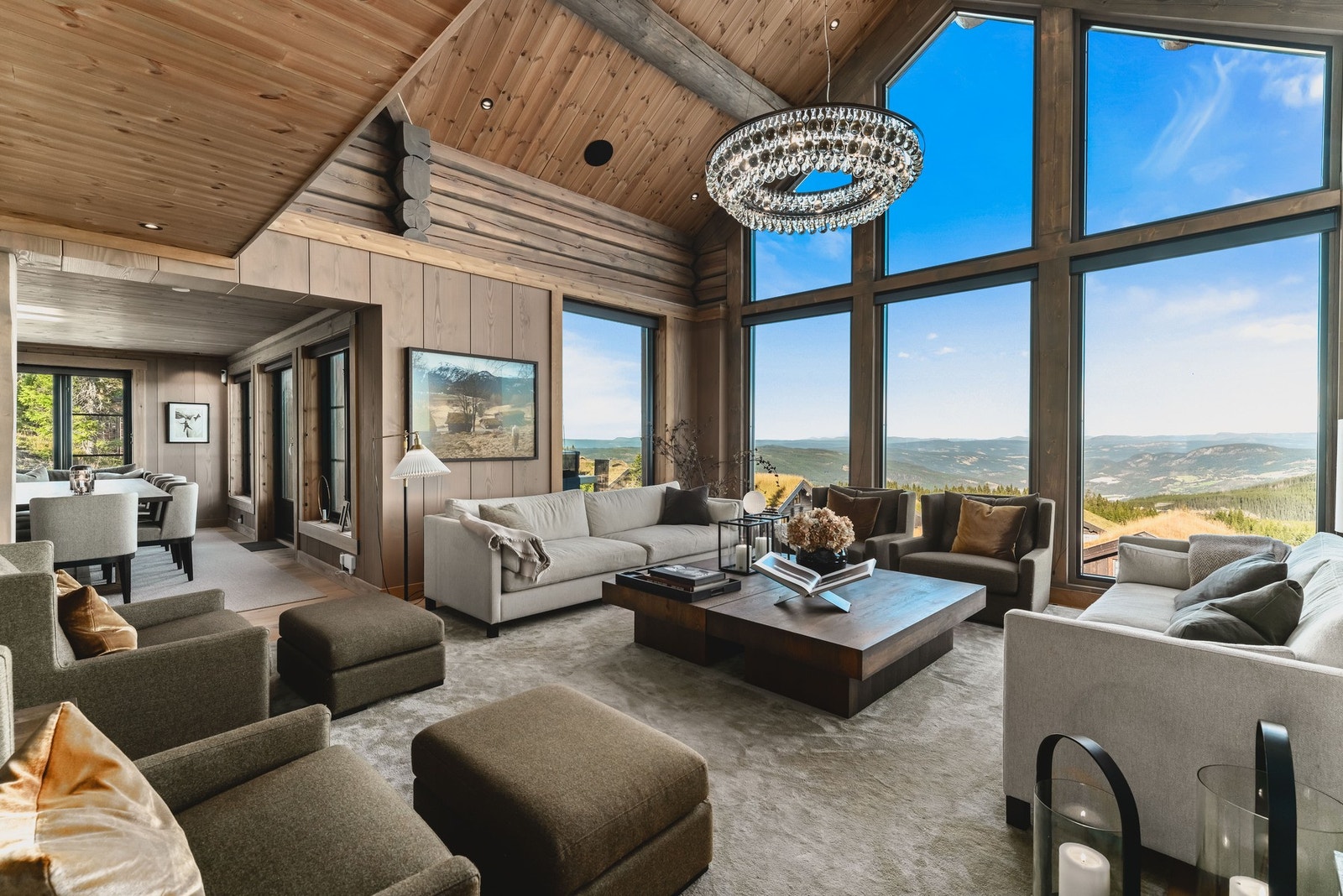 Vindusflater som strekker seg helt opp mot mønet. Galleribilde