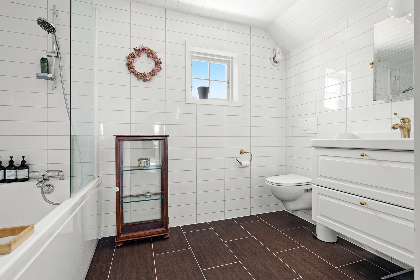 Badet i 2. etasje inneholder badekar med dusjanretning, vegghengt toalett, og servant. Galleribilde