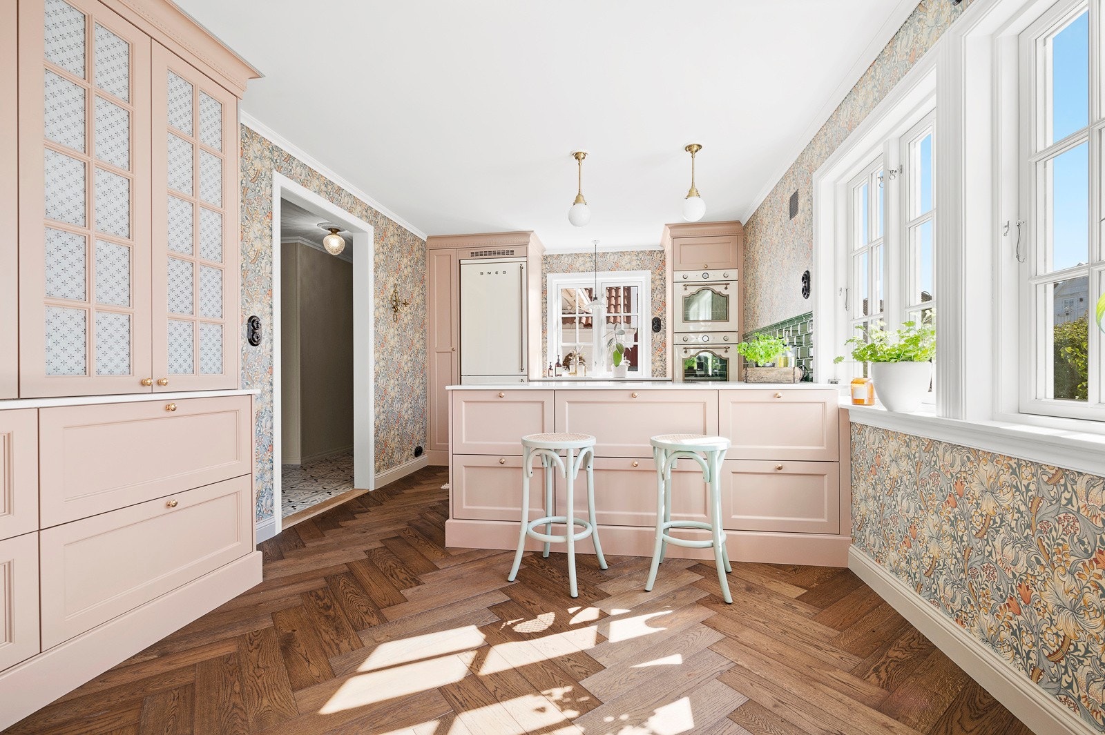 Flott kjøkken fra 2022 med eksklusive hvitevarer fra Smeg og Bora. Galleribilde