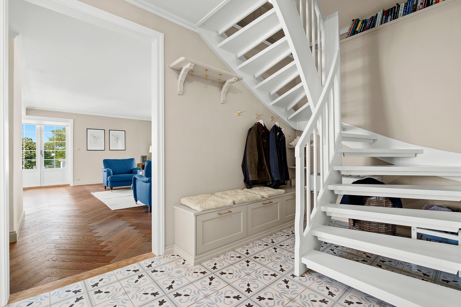 Gang med god lagringsplass under trapp. Galleribilde