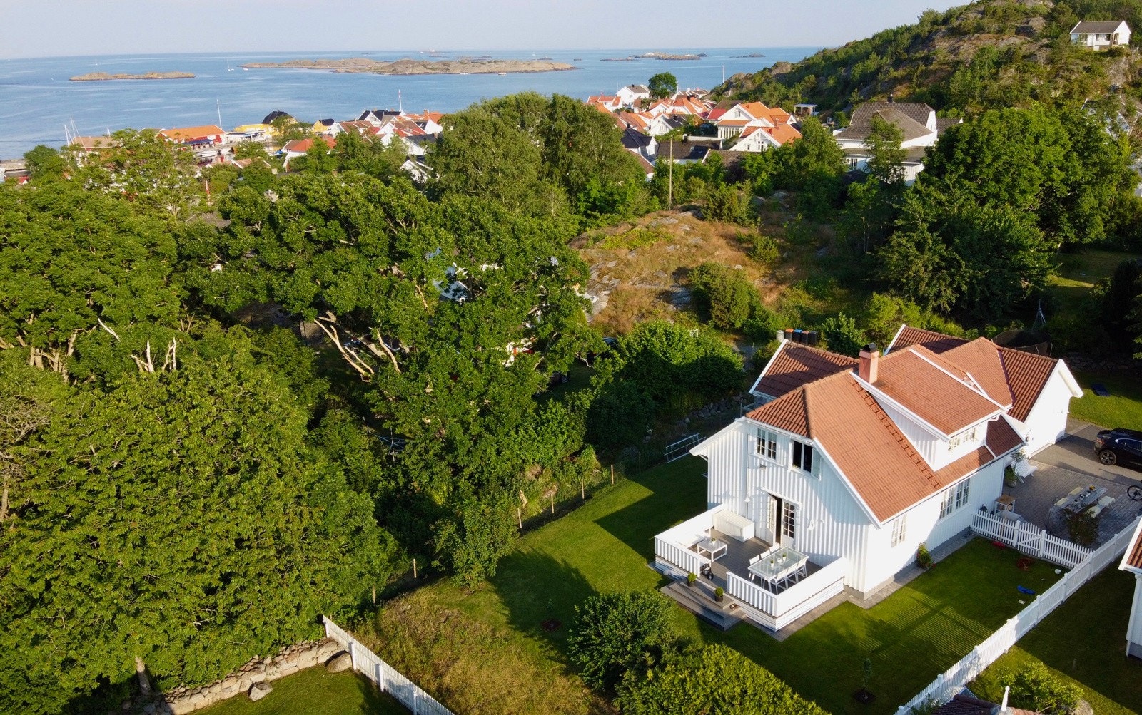 Eiendommen ligger med gangavstand til sjøliv og båtliv. Galleribilde