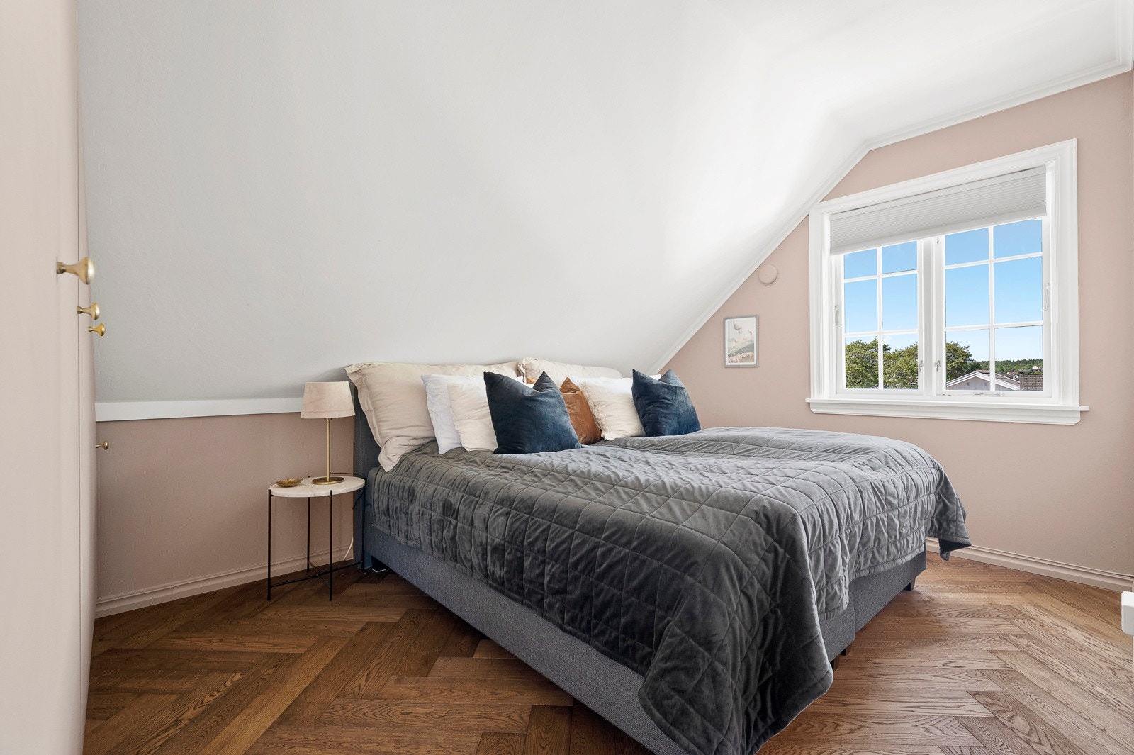 Boligen inneholder totalt fire soverom hvor tre ligger i 2. etasje. Galleribilde