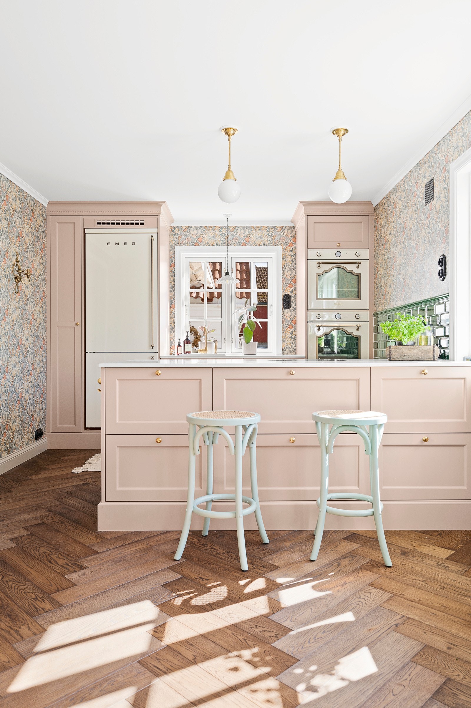 Benkeplaten er i neolith stein, som er produsert for å tåle krevende bruk. Galleribilde