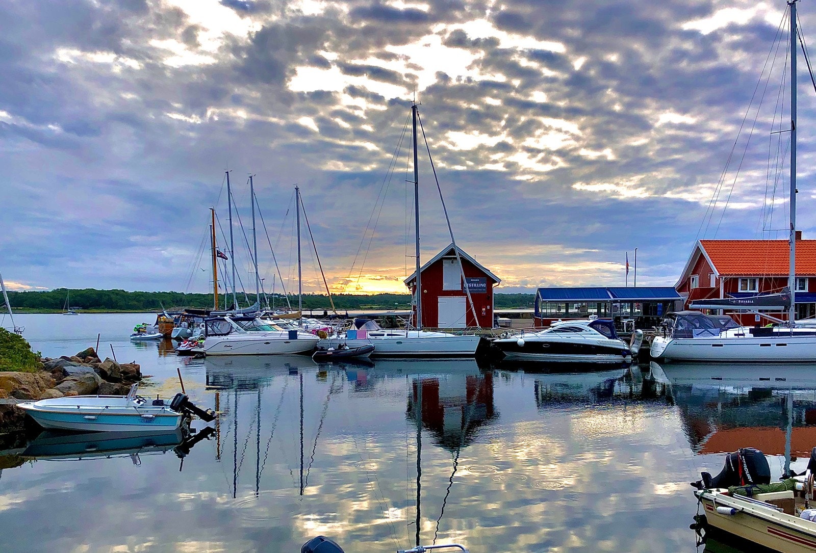 Flott båtliv her om sommeren med fiskeutsalg fra brygga. Galleribilde