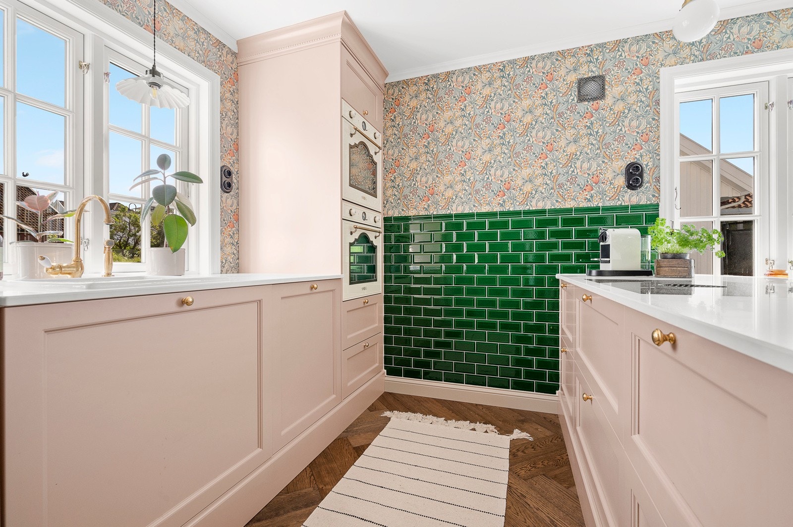 Italiensk kran på kjøkken som passer husets stil. Galleribilde