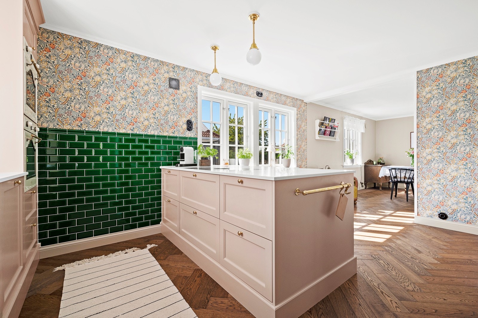 Lys på kjøkken kan dimmes fra bryter på vegg eller Plejd app. Galleribilde