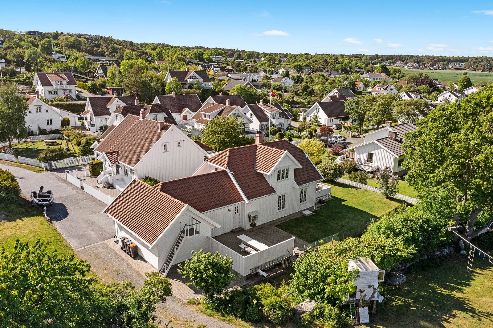 Flott usjenert uteplass på baksiden av boligen. Galleribilde