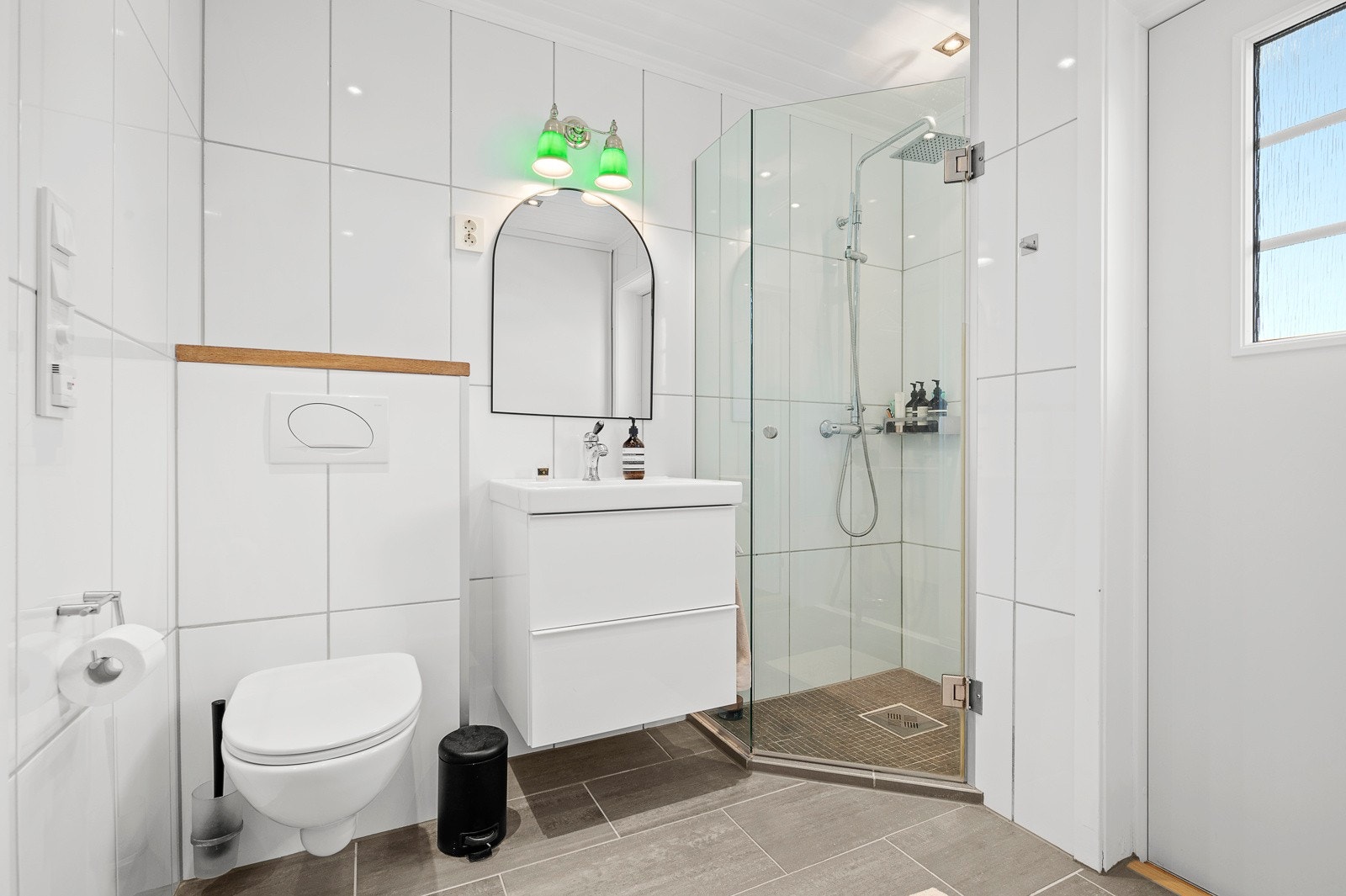 Praktisk inngangsdør på bad. Galleribilde