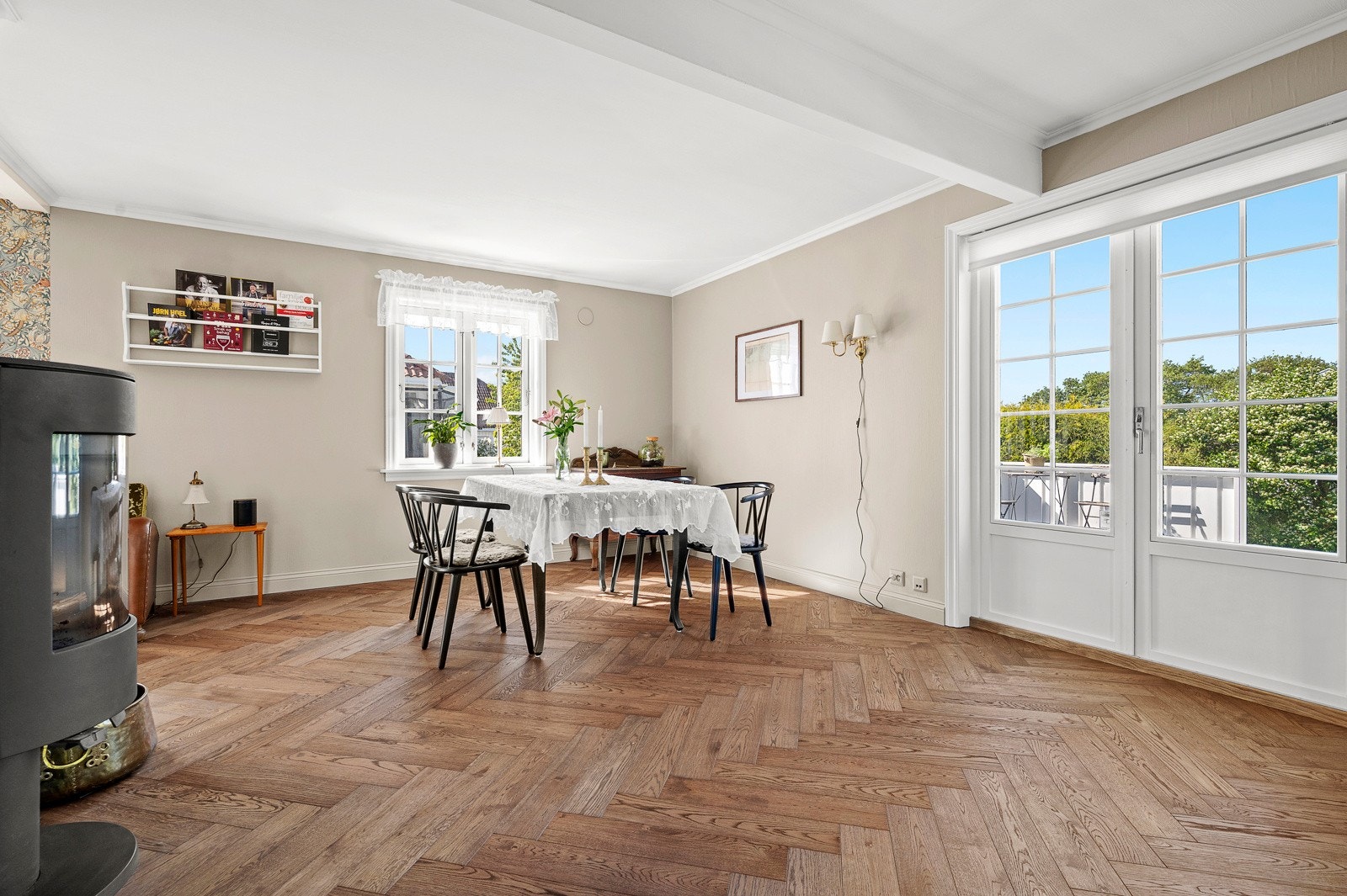 Boligen ble oppført i 1995, og er godt vedlikeholdt over tid med flere oppgraderinger. Galleribilde