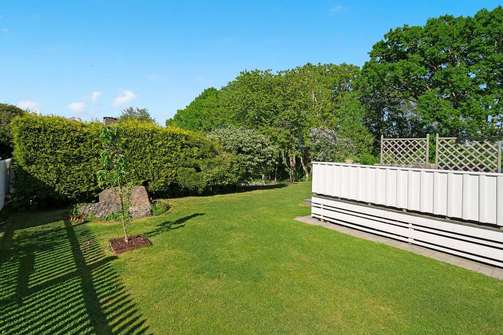 Flott velholdt plen og hage. Galleribilde