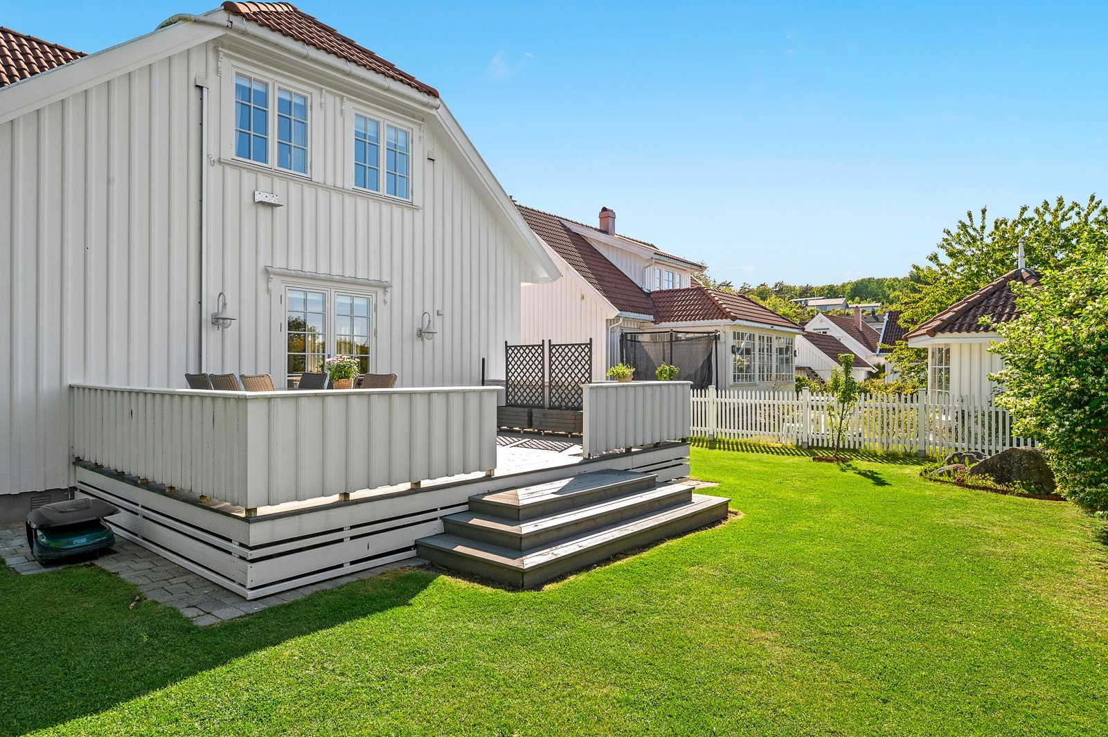 Med tre deilige uteplasser rundt boligen ligger forholdene godt til rette for å nyte lange sommerdager med sen kveldssol. Galleribilde