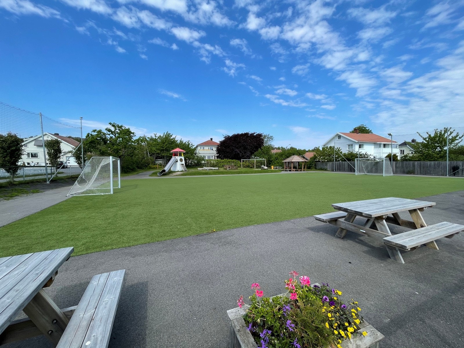 Lekeplass og kunstgressbane i fin rusleavstand fra eiendommen. Galleribilde