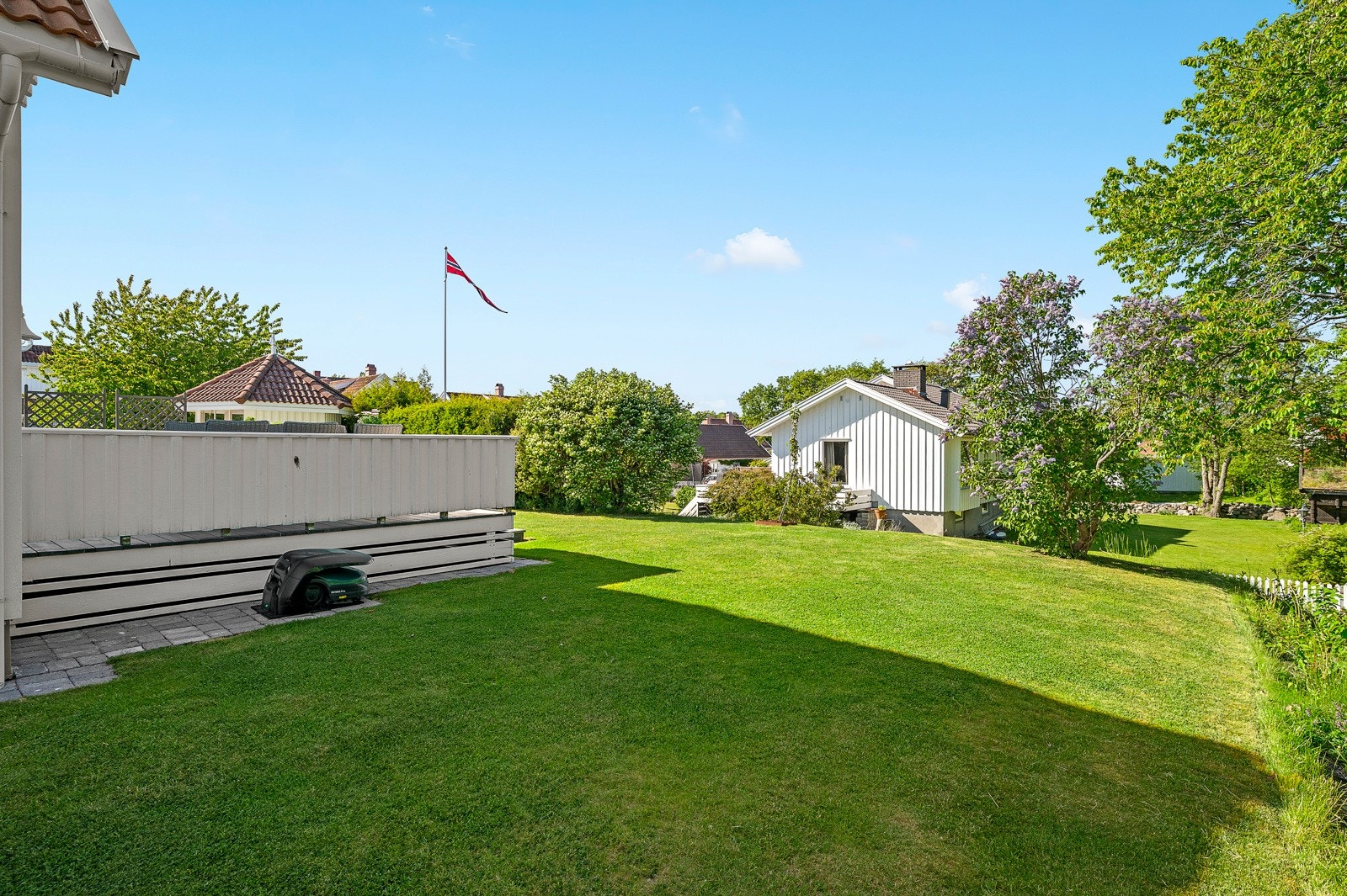 Plenen har stor tumleplass som gir godt med spillerom for sommeraktiviteter. Galleribilde