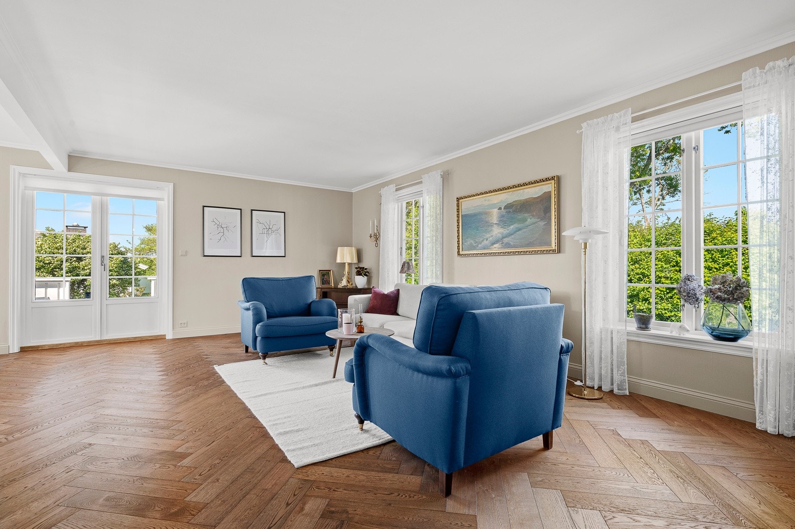 Fra stuen er det utgang til stor terrasse. Galleribilde