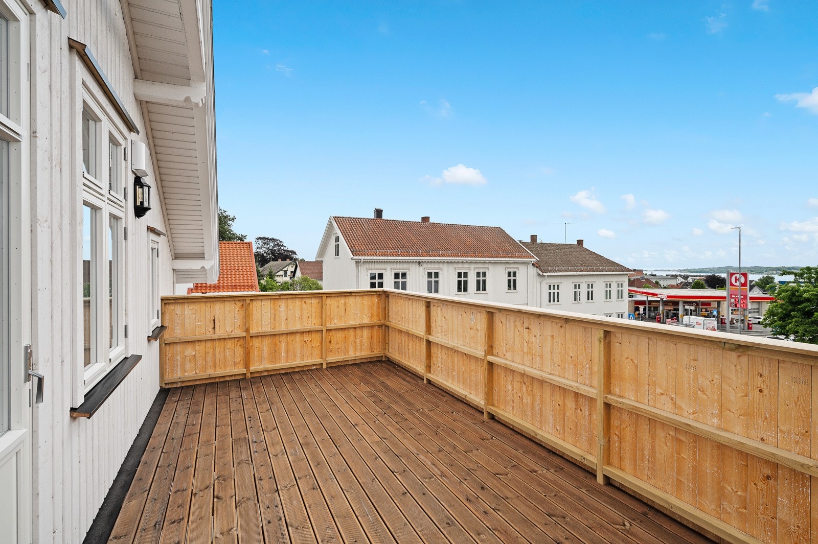 Gode solforhold og utsikt mot både hav og skog fra verandaen. Plass til utemøbler og sittegruppe Galleribilde