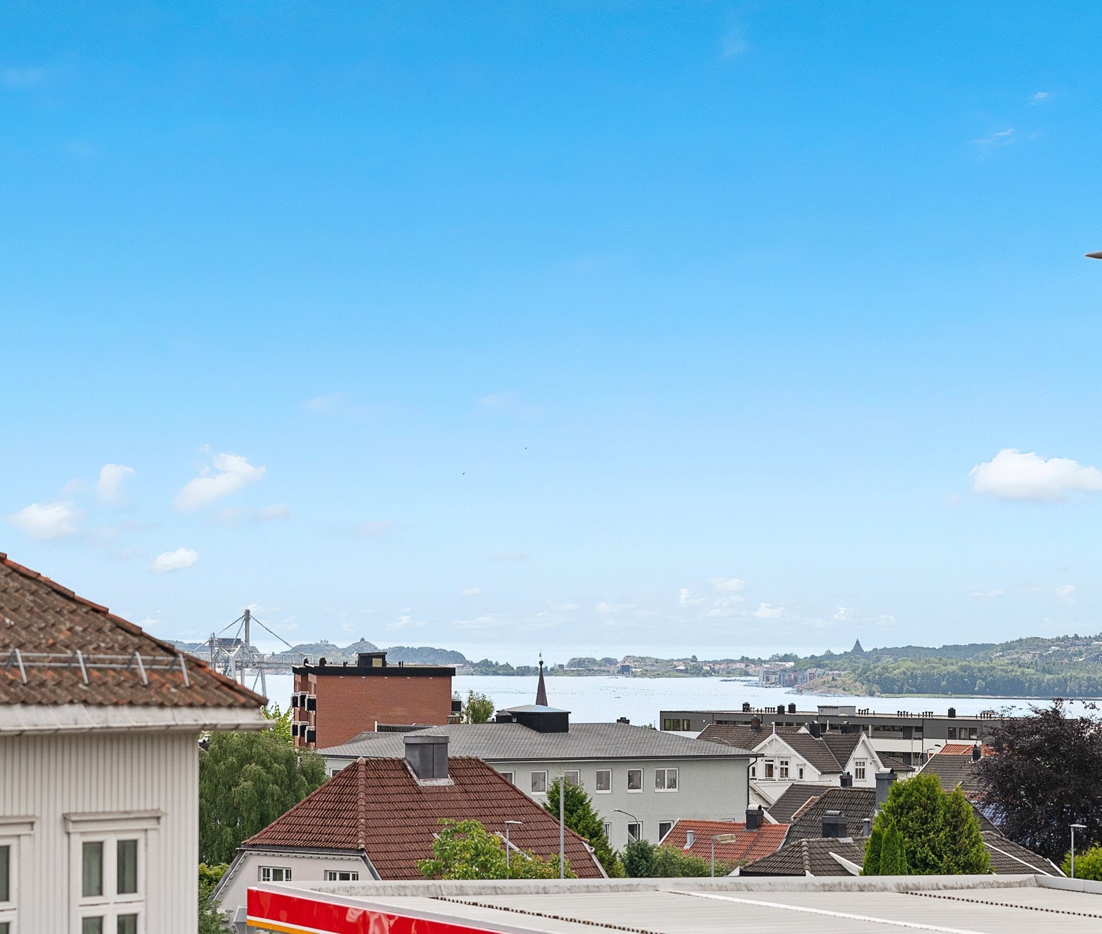 Fin utsikt ut fjorden mot Stavern, mot vest ser du ut over Badeparken fra verandaen Galleribilde