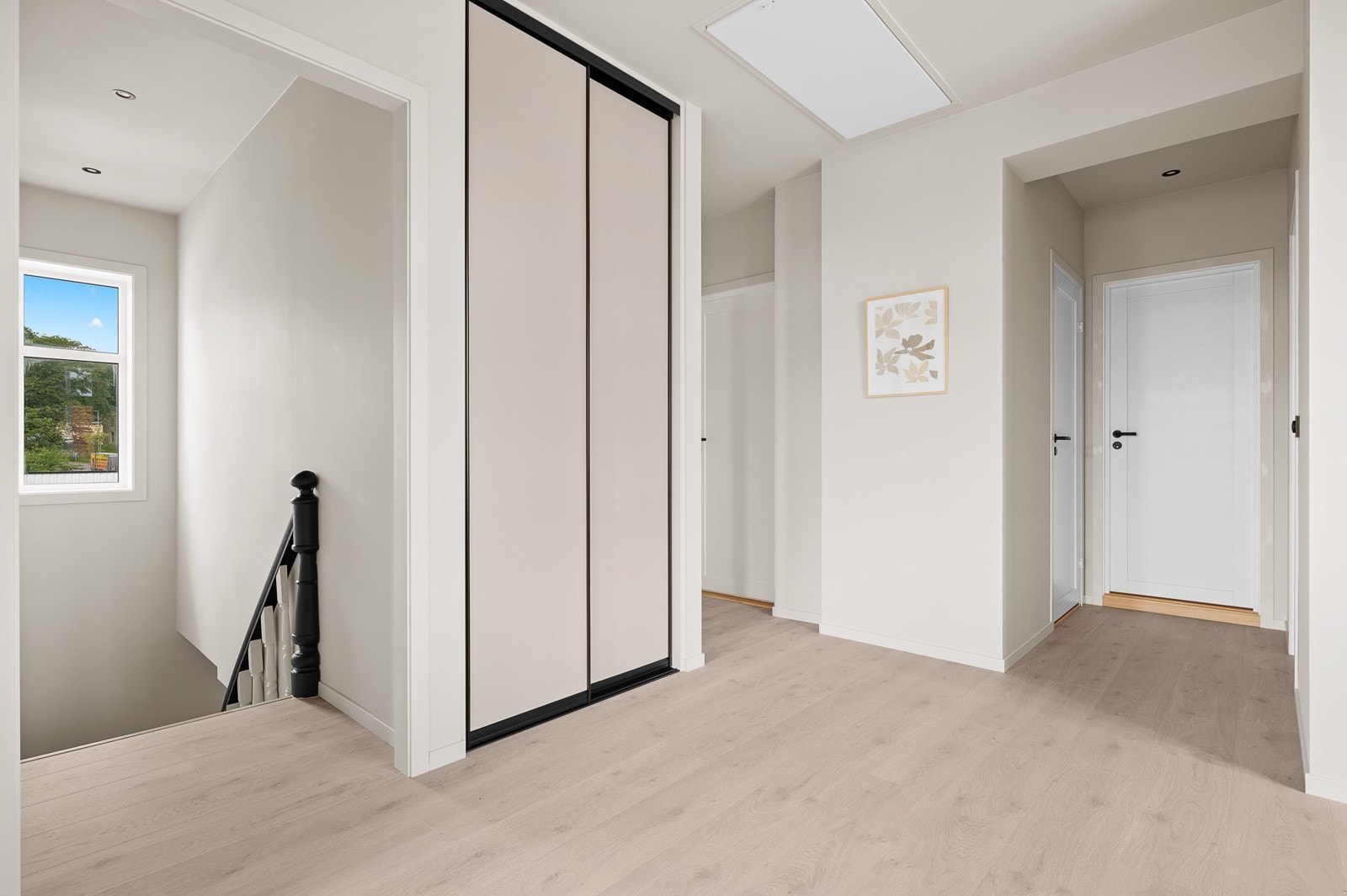 Det er garderobeskap i gang/fremfor kjøkken - fint for oppbevaring Galleribilde