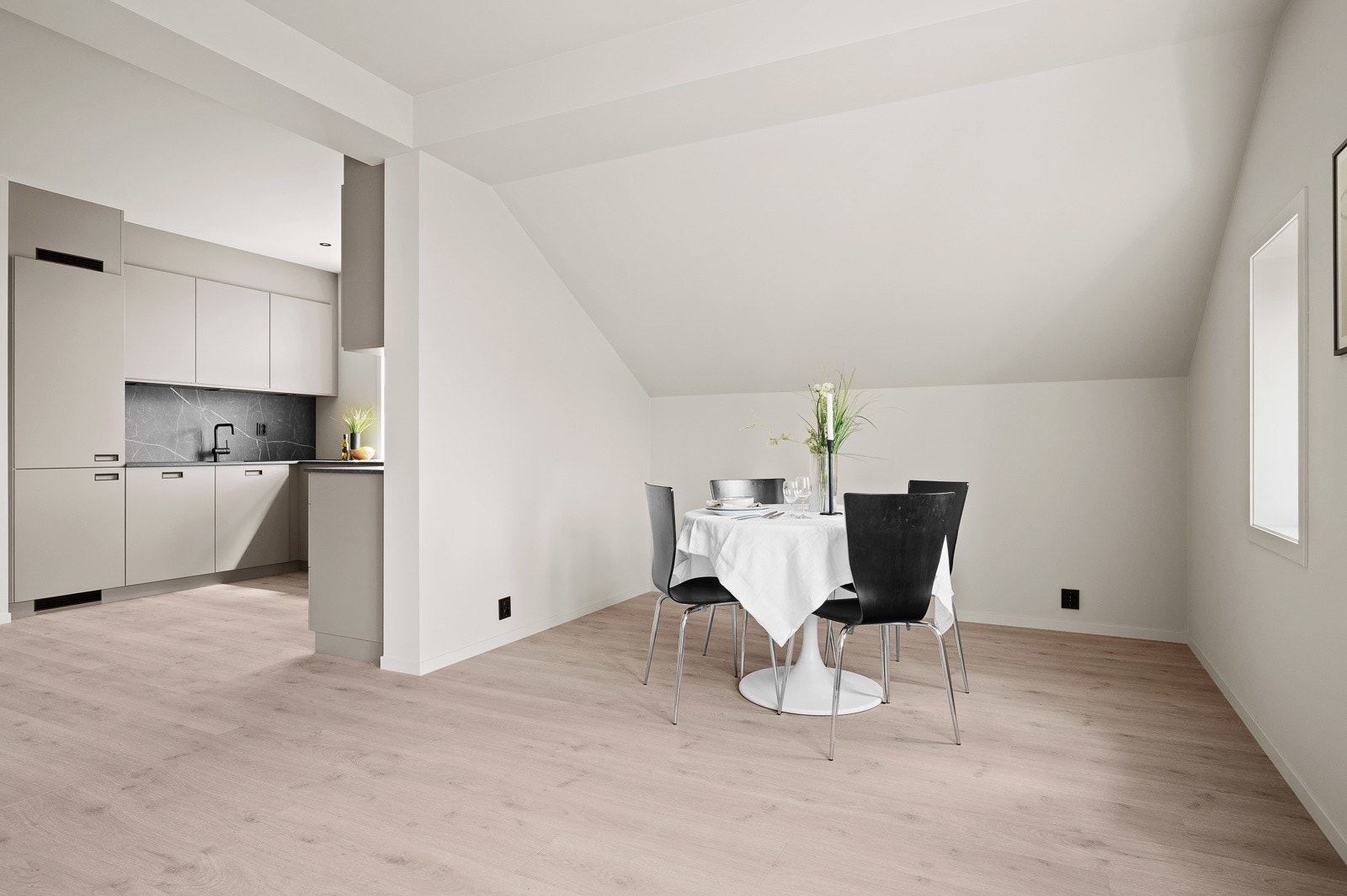 I stuen er det plass til spisebord og sofagruppe Galleribilde