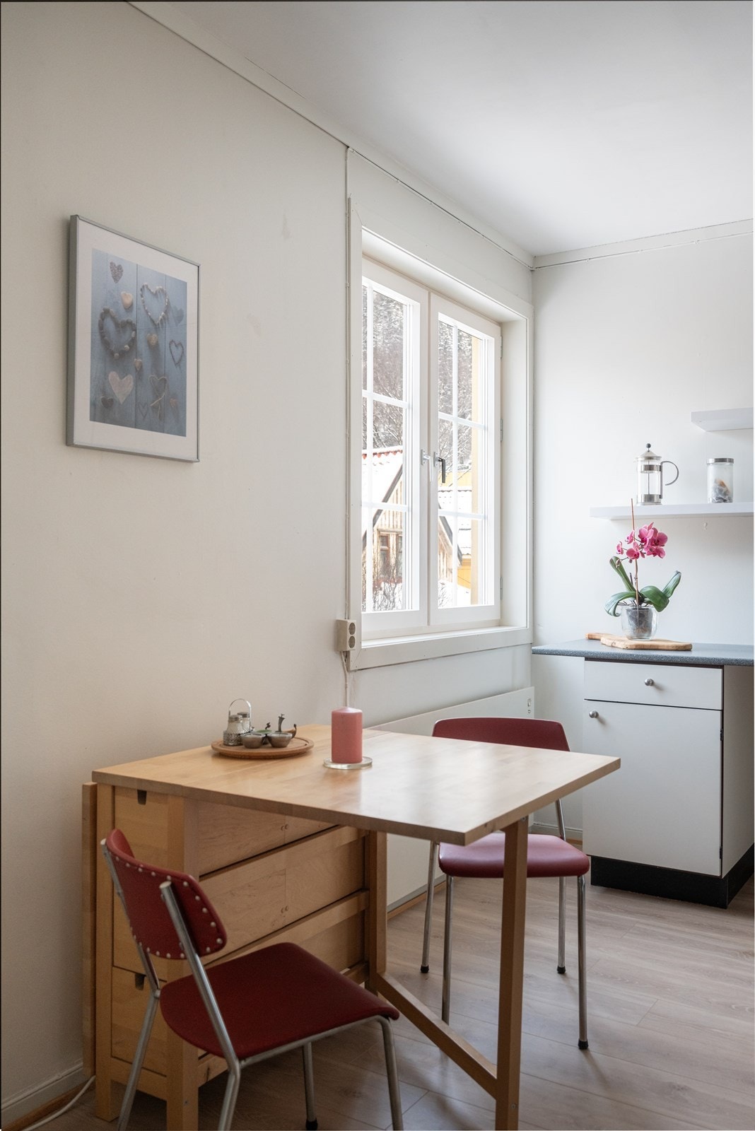 Kjøkkenet har plass til kjøkkenbord i forbindelse med vindu. Galleribilde