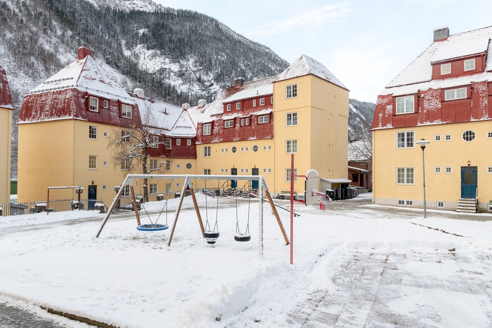 Tomten er opparbeidet med plen, asfaltert innkjøring samt fine lekeareal for lek og hygge. Galleribilde