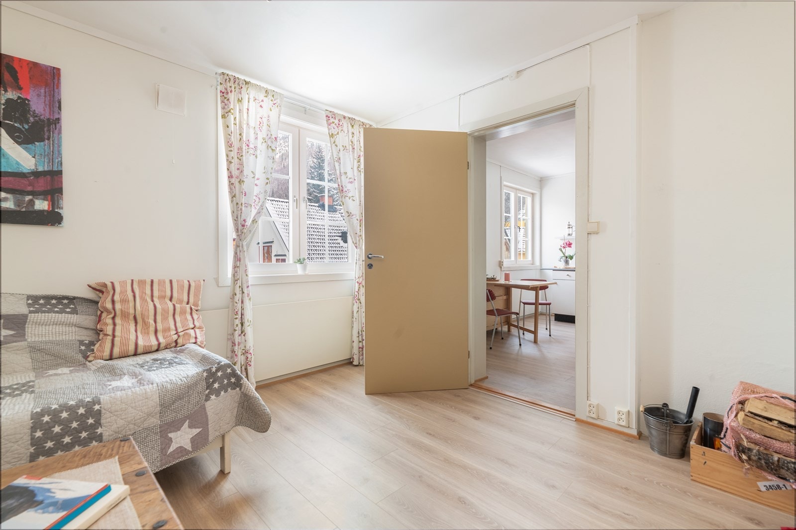 Forretningsfører opplyser at kabel tv og bredbånd er inkludert i fellesutgifter. Galleribilde