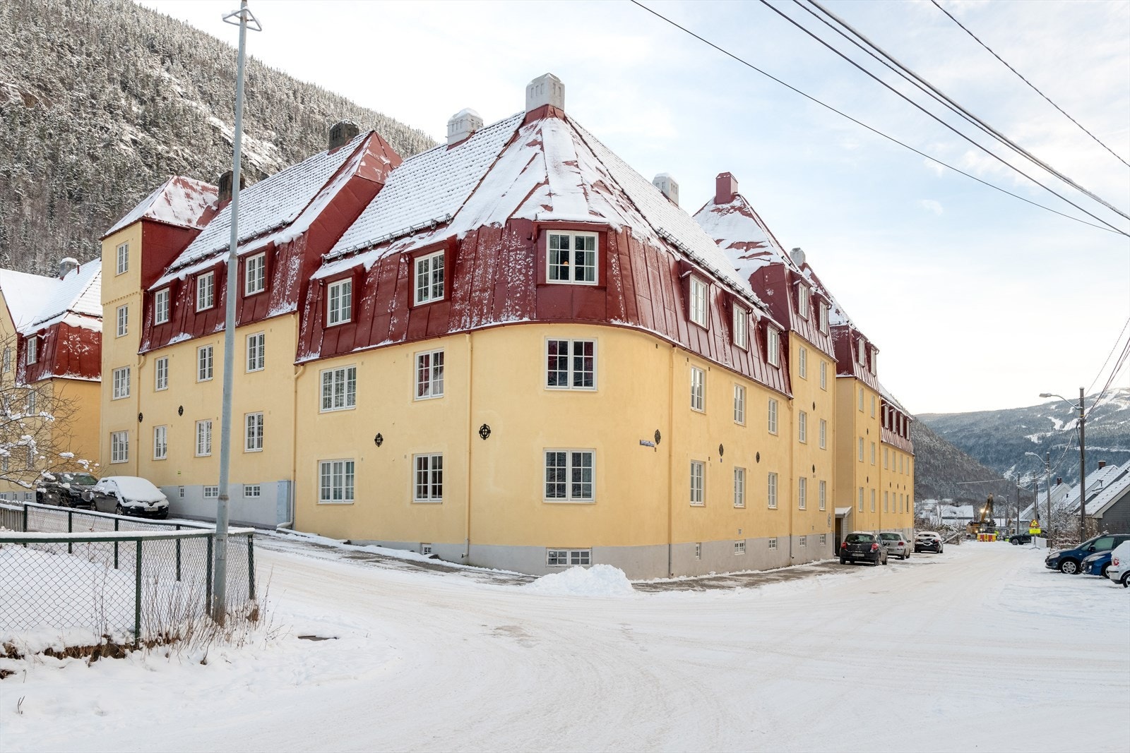 Til Rjukan sentrum er det ca. 1,3 kilometer. Det er gode bussforbindelser like ved boligen. Galleribilde