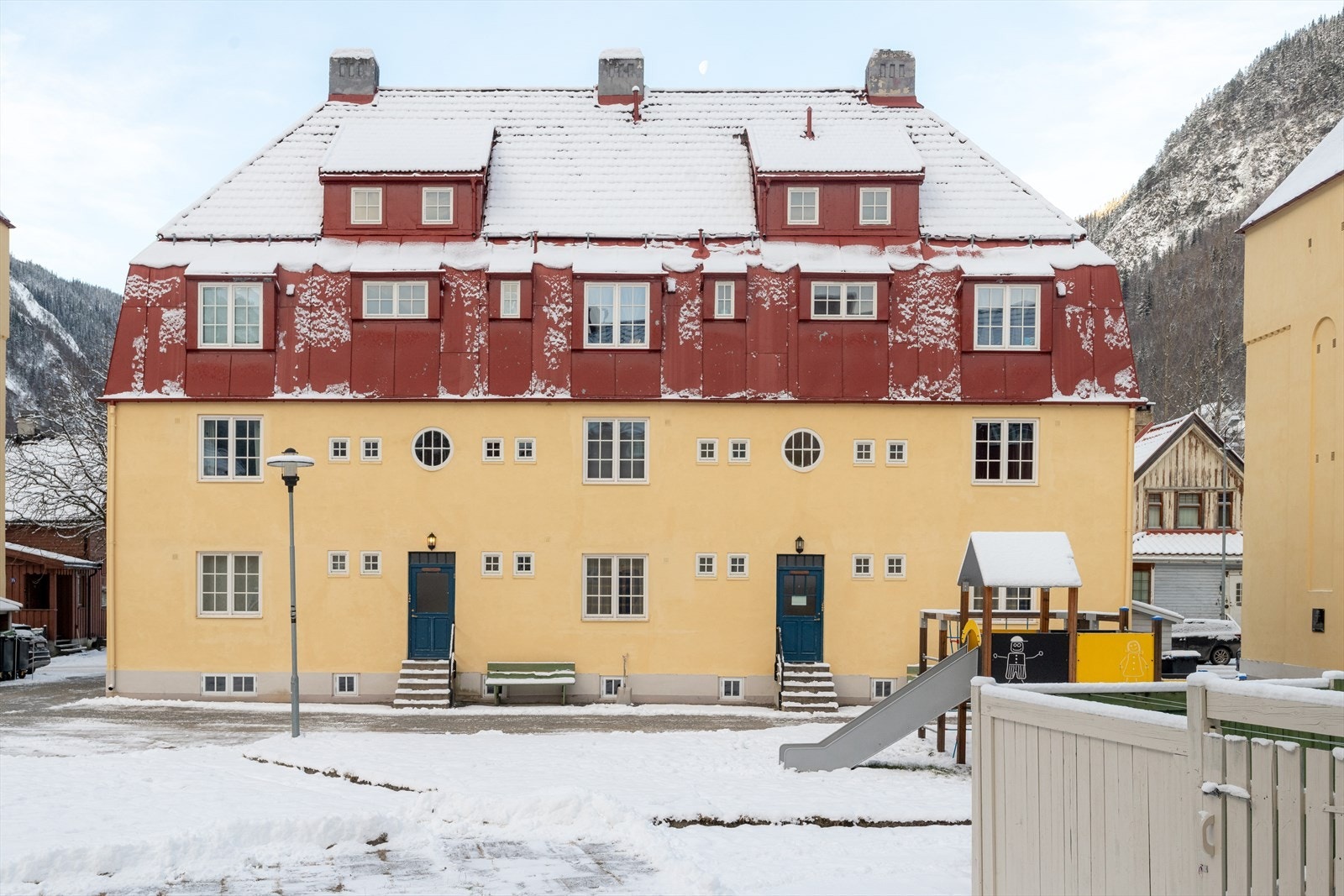 Leiligheten ligger fint til i 2. etasje og inneholder gang, kjøkken, stue, bad og 2 soverom. Galleribilde