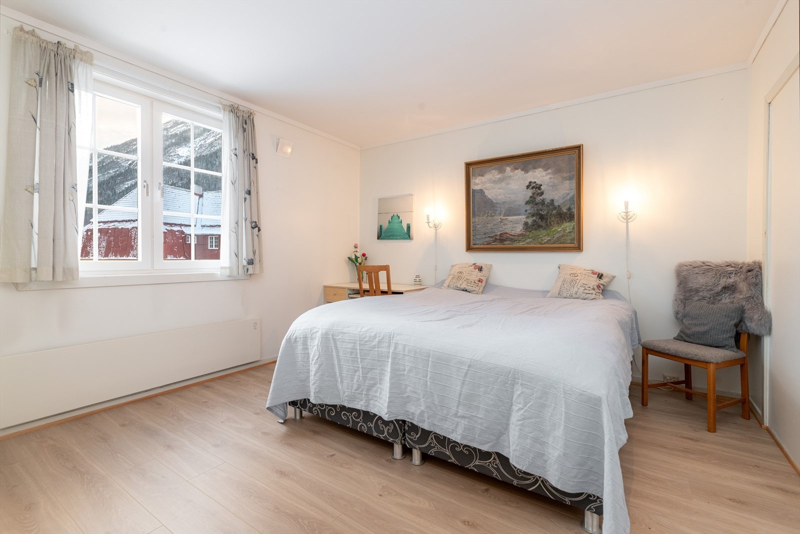 Leiligheten har to store soverom med god plass til seng og soveromsmøblement. Galleribilde