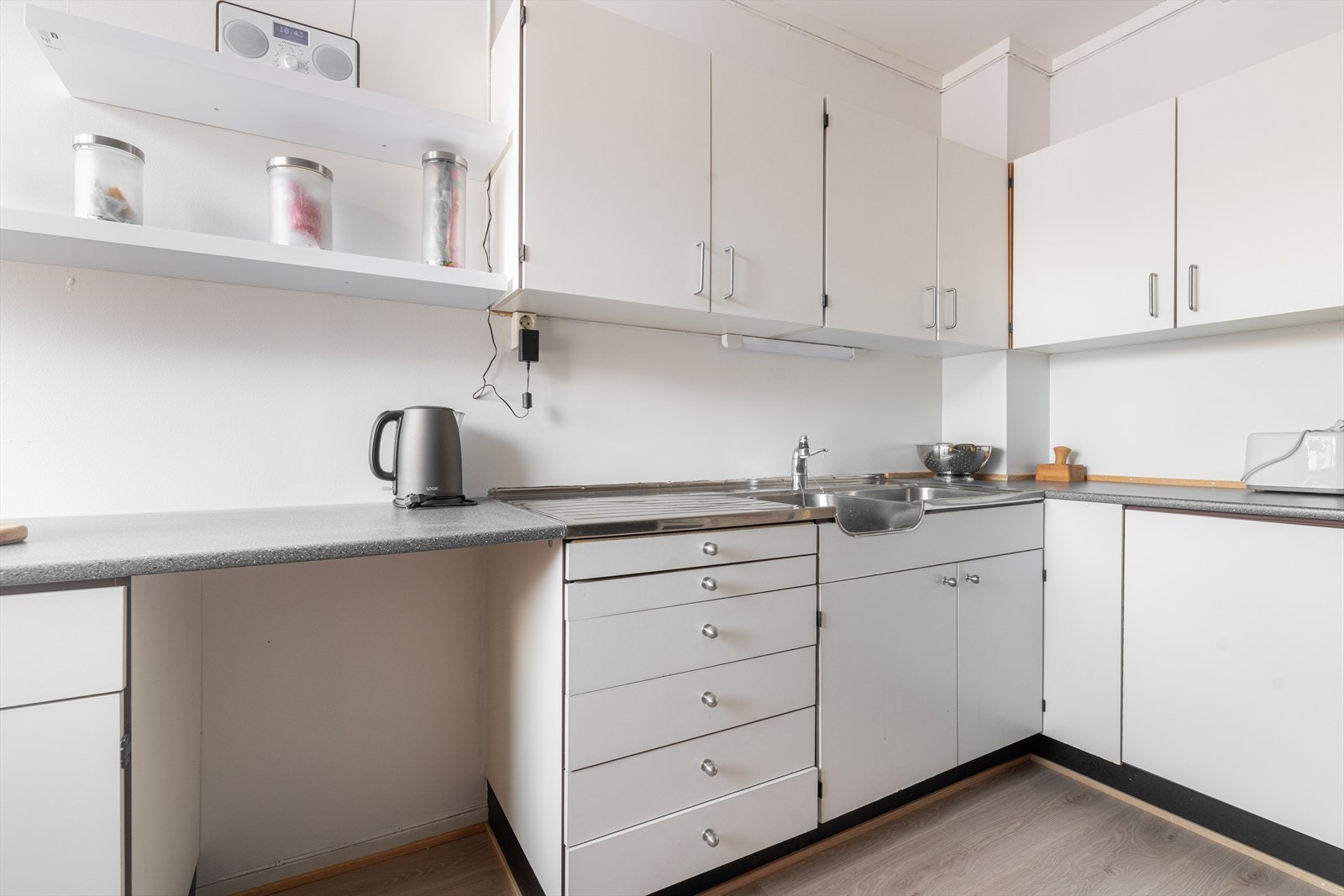 Kjøkkenet har god skapplass i innredning med glatte fronter og det er benkeplate av laminat. Galleribilde