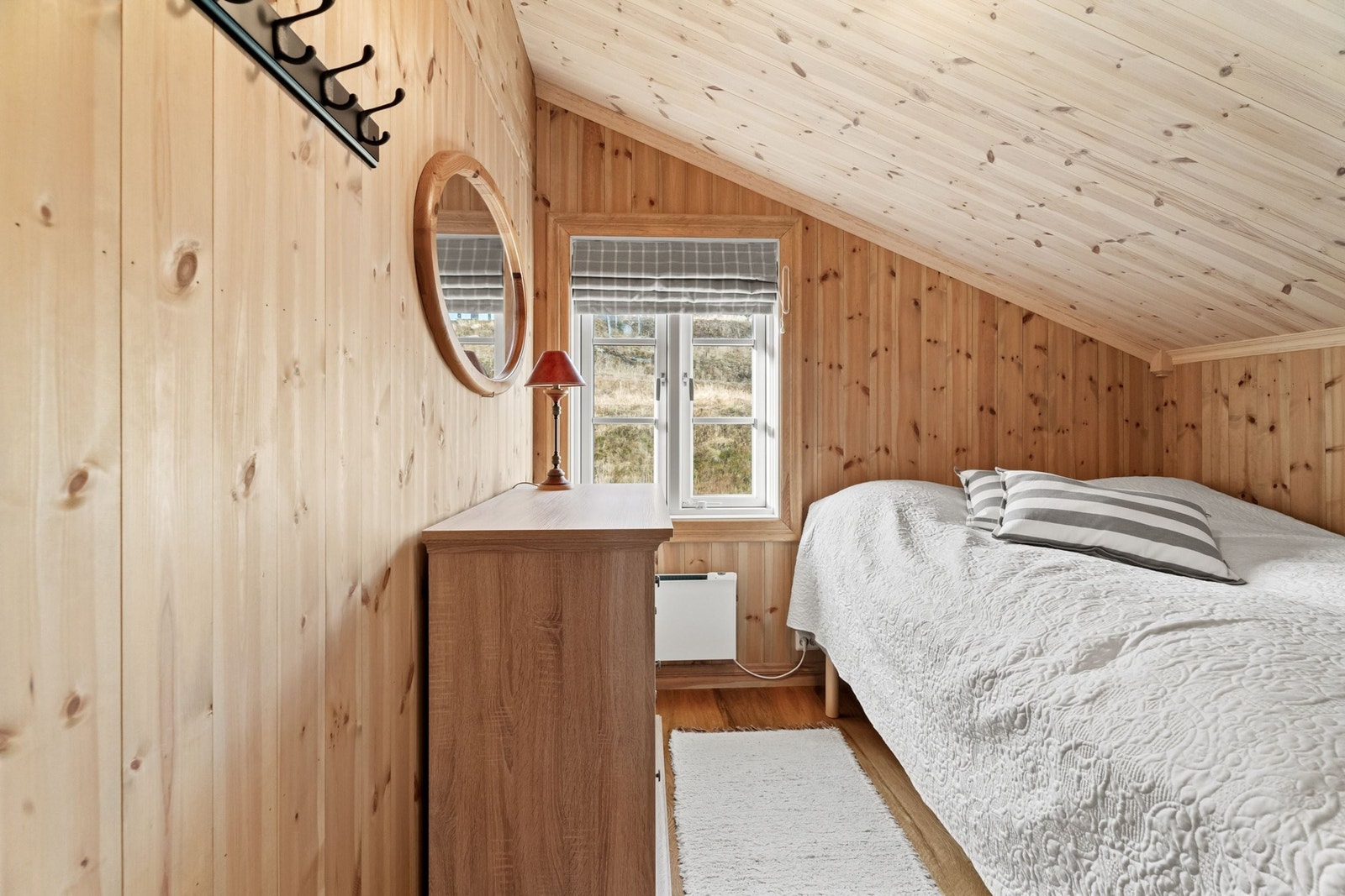 Soverom 2 andre etasje med dobbeltseng og kommode Galleribilde