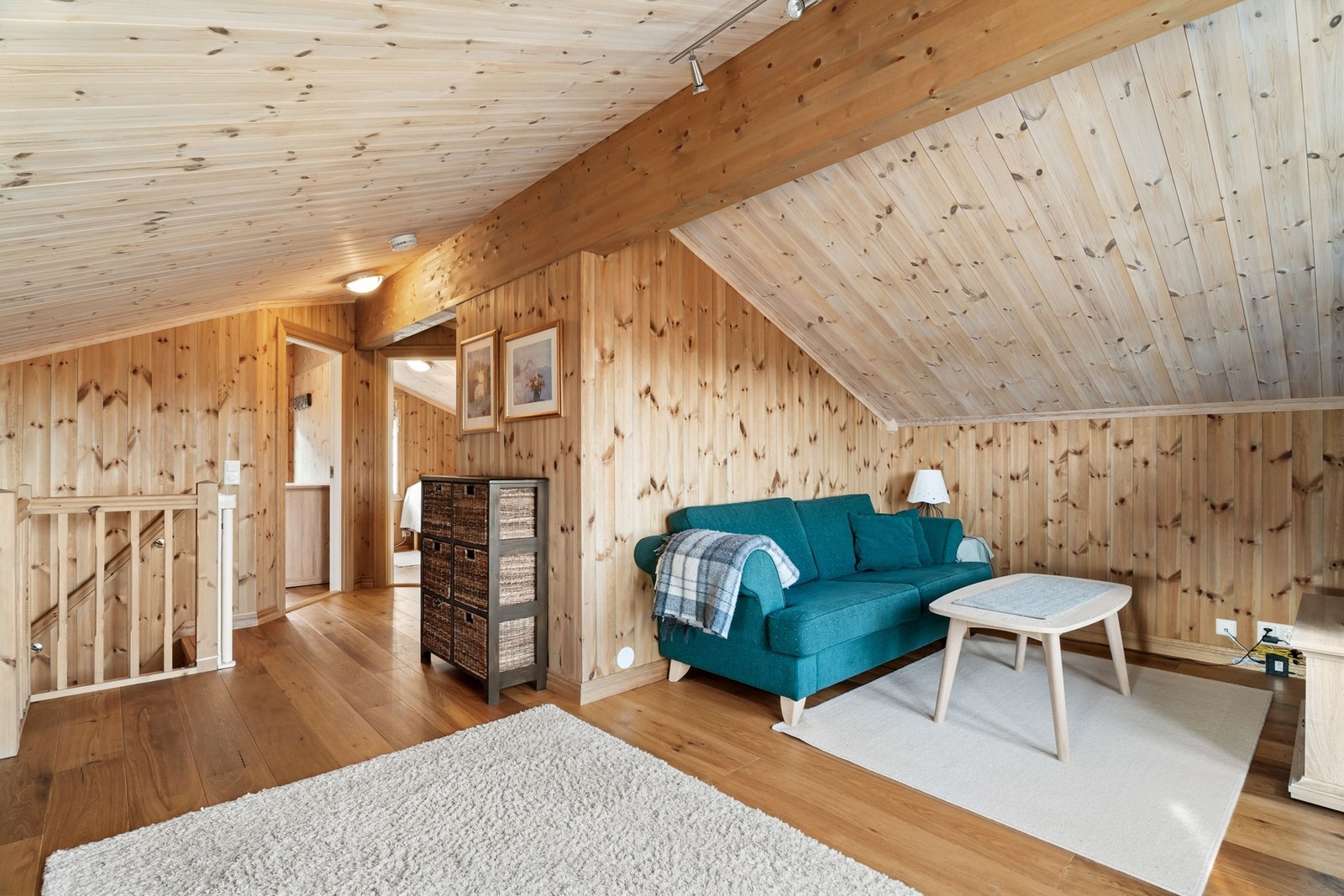 Stor loftstue med liten salong og tv-bord Galleribilde