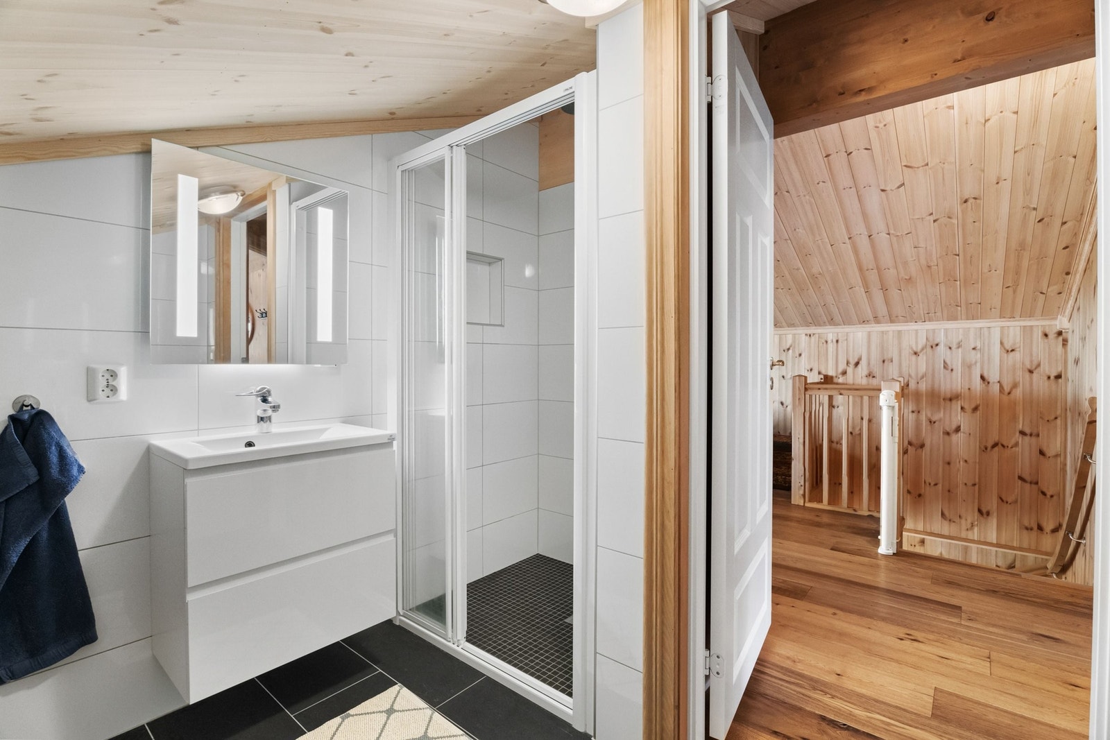 Bad 2. etasje med toalett og flisbelagt dusj-nisje med waterfall dusj Galleribilde