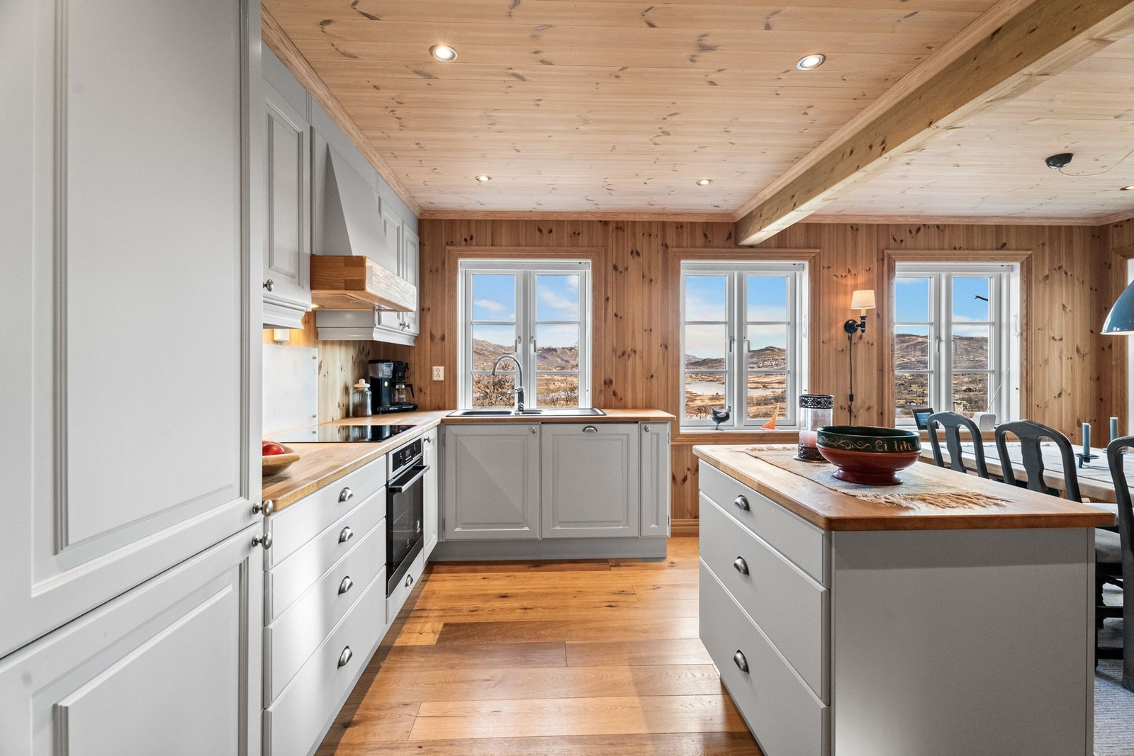 Kjøkken med kjøkkenøy Galleribilde