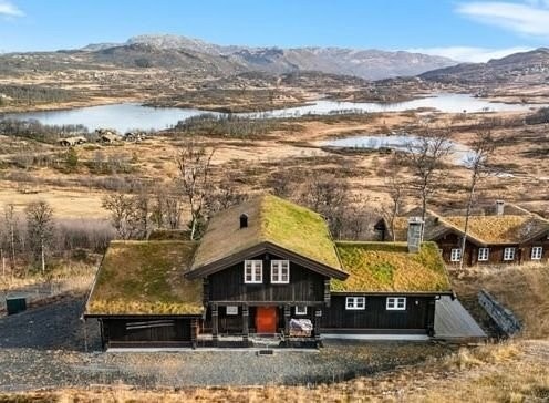 Hytta ligger flott i terrenget 1000 moh med fantastisk utsikt Galleribilde