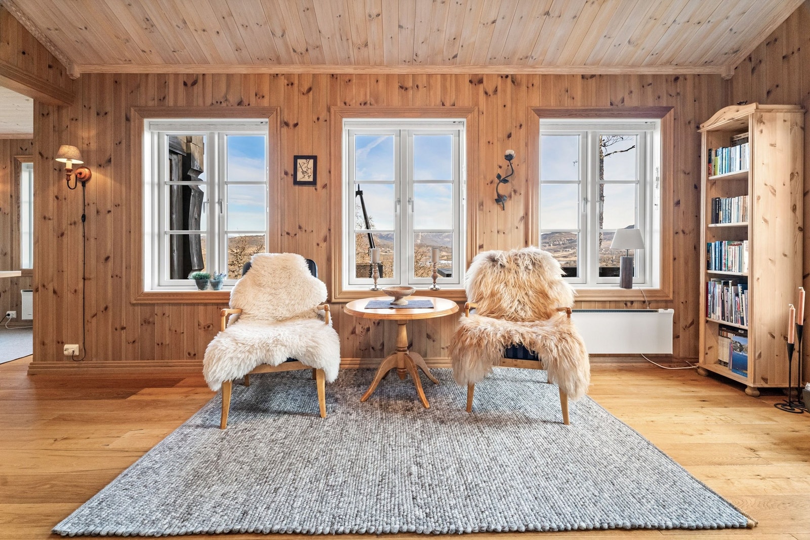 Stuen har mange vinduer med gode lysforhold og fin utsikt Galleribilde